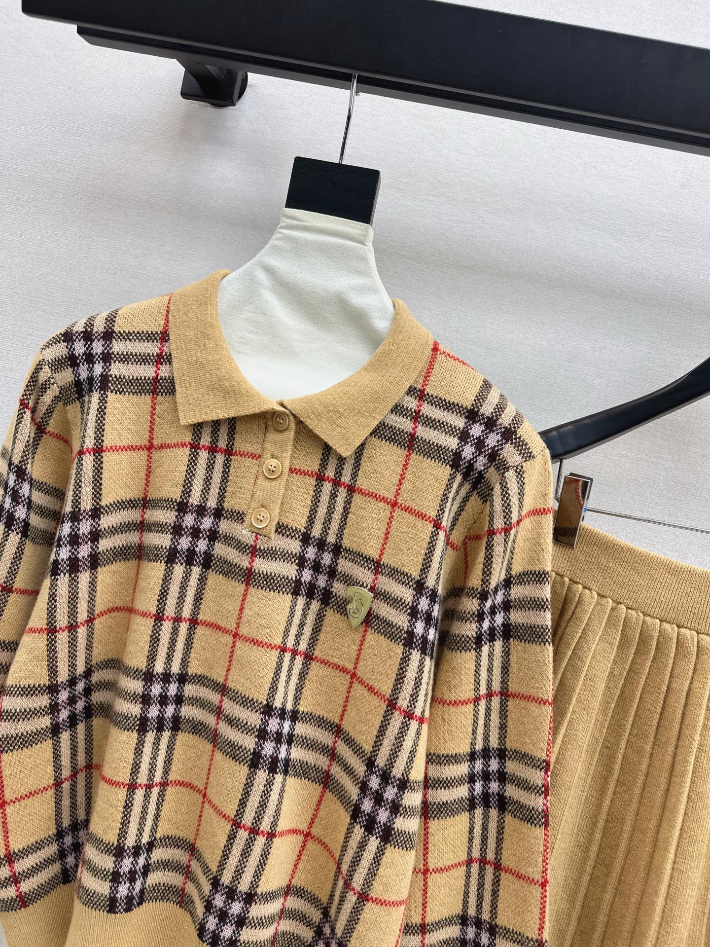 Bur NEW Plaid polo shirt and skirt suit