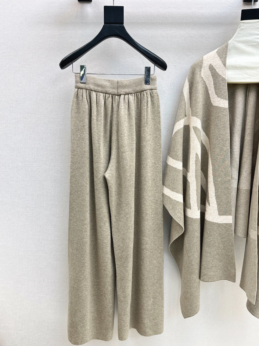 Max NEW knitted suit