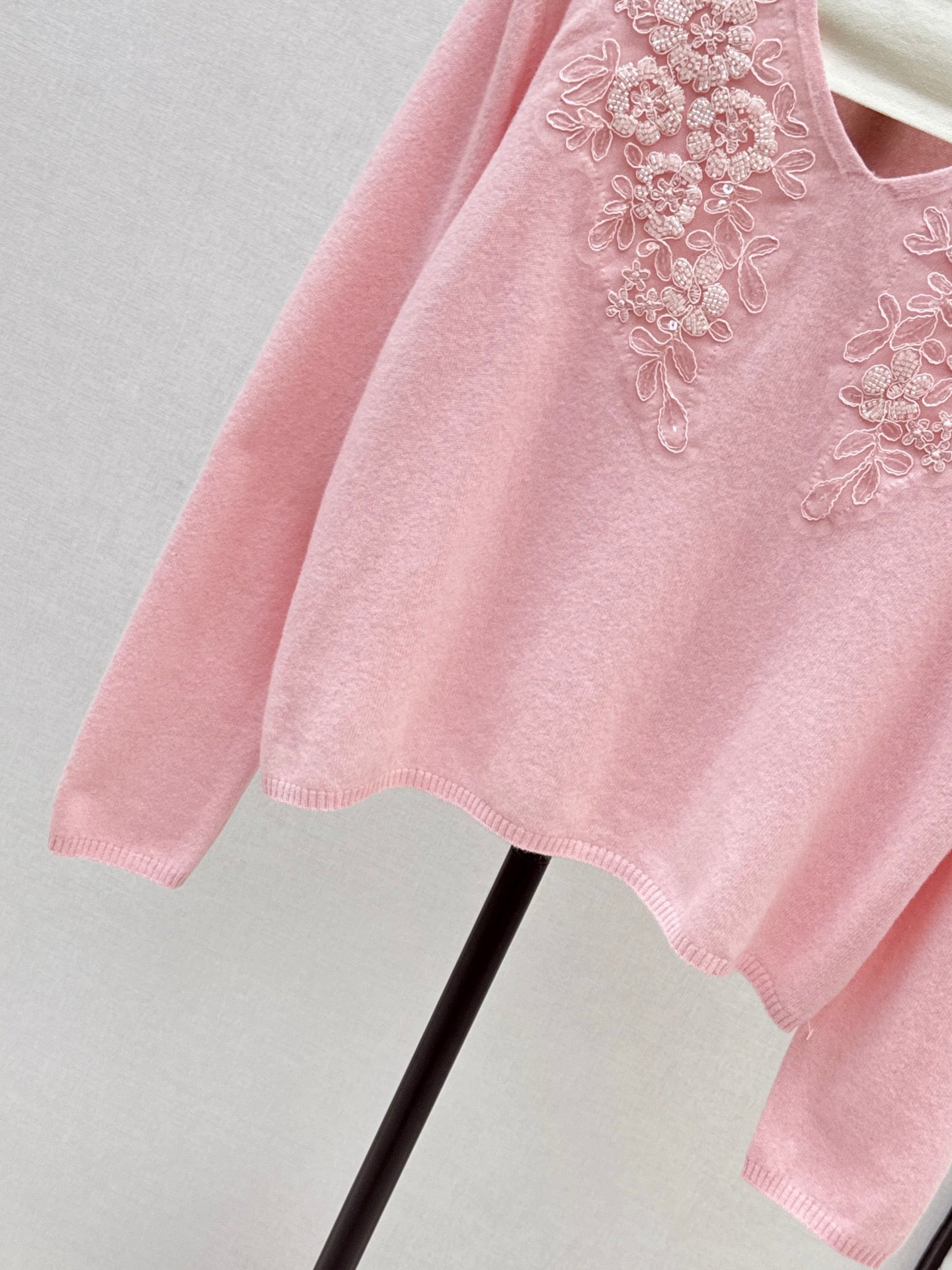 Es NEW V-neck sweater