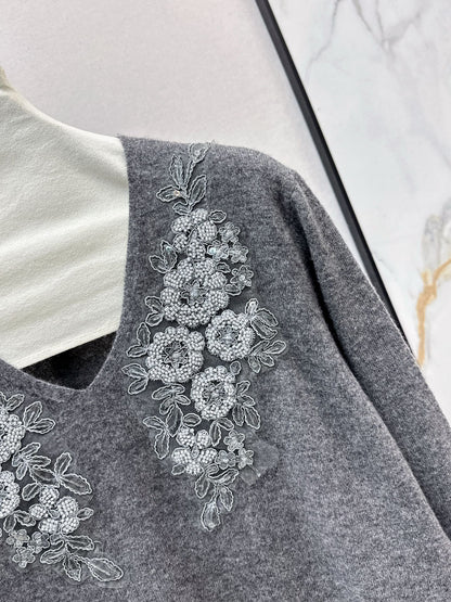 Es NEW V-neck sweater