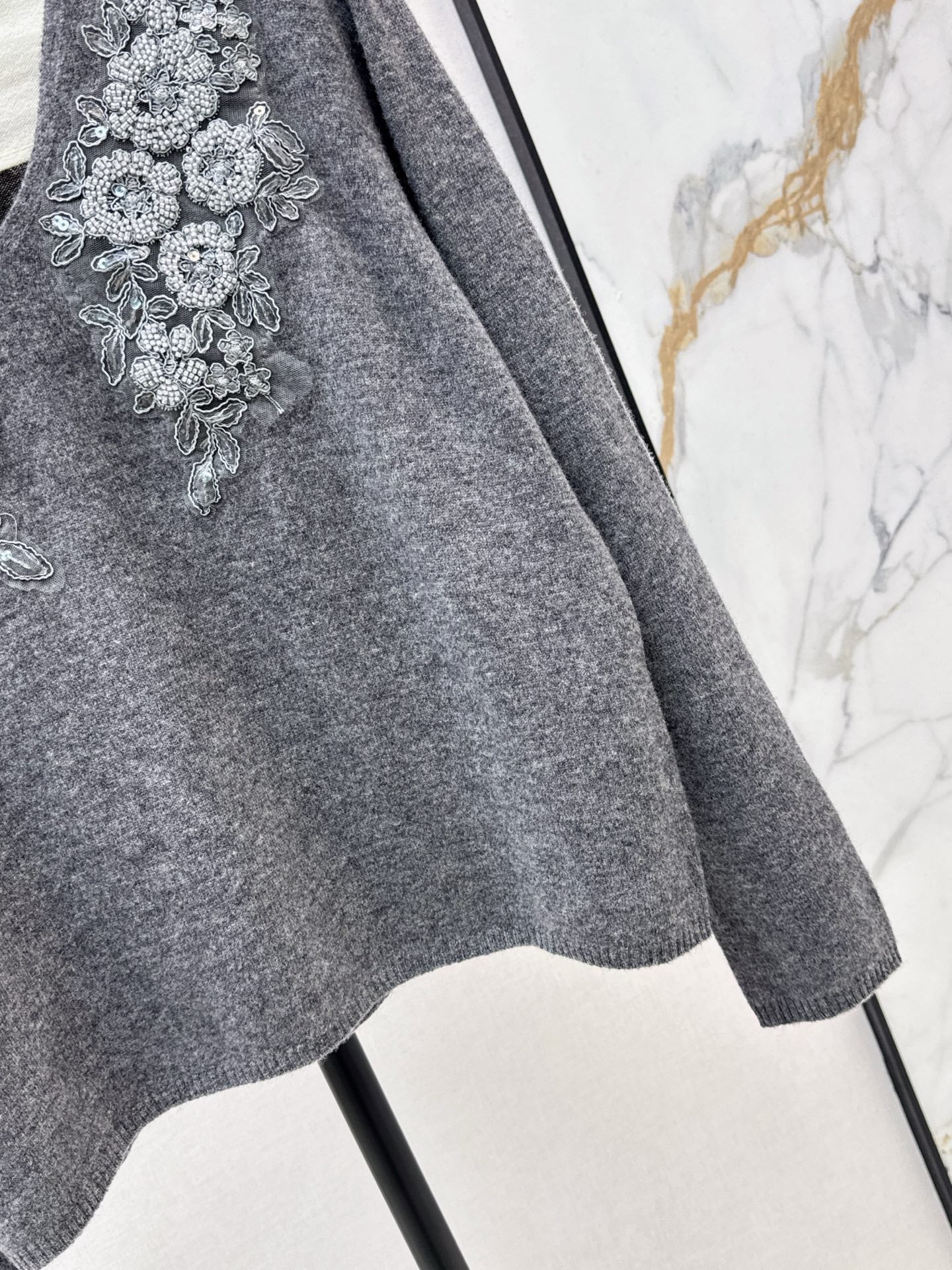 Es NEW V-neck sweater