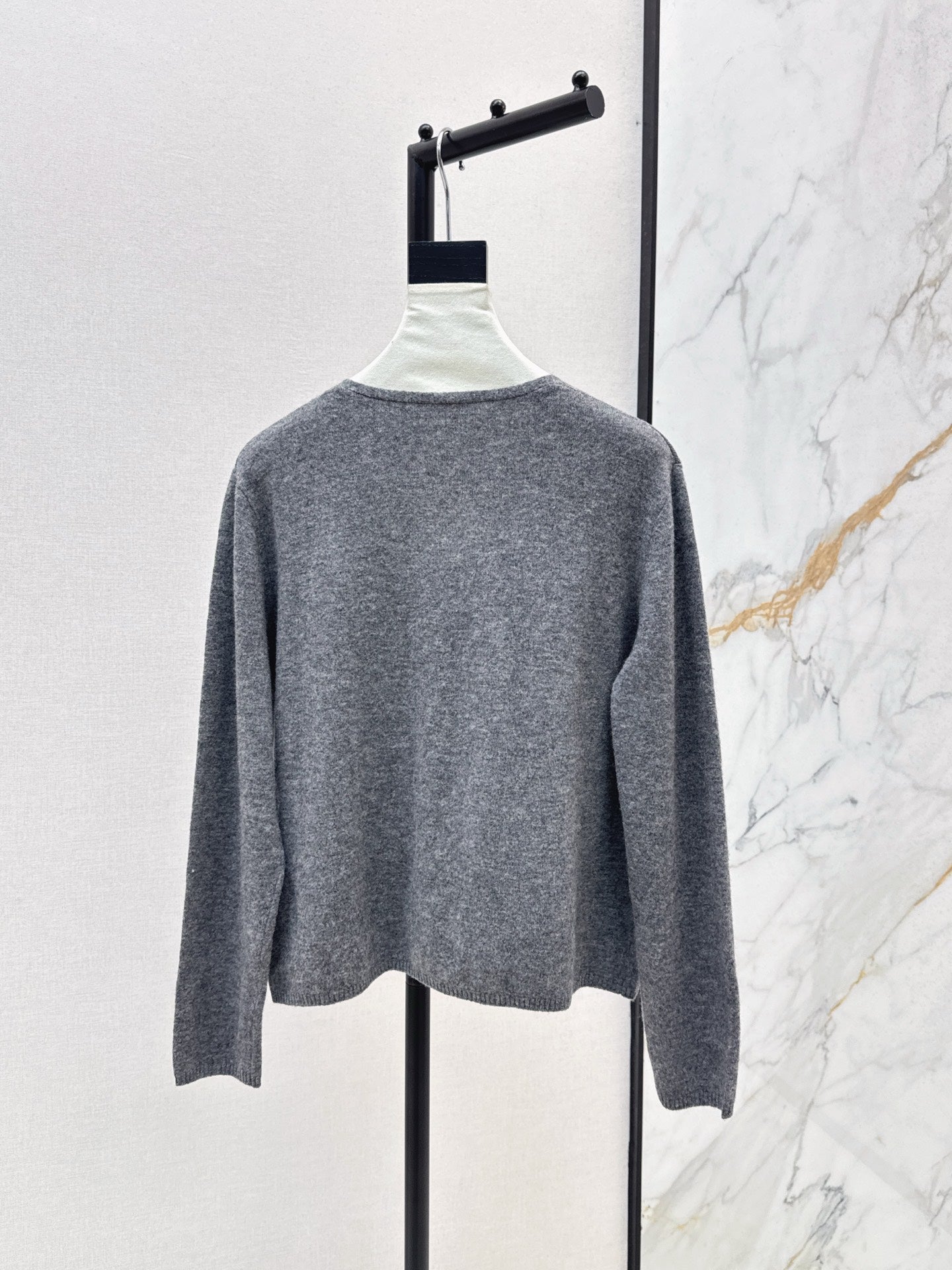 Es NEW V-neck sweater