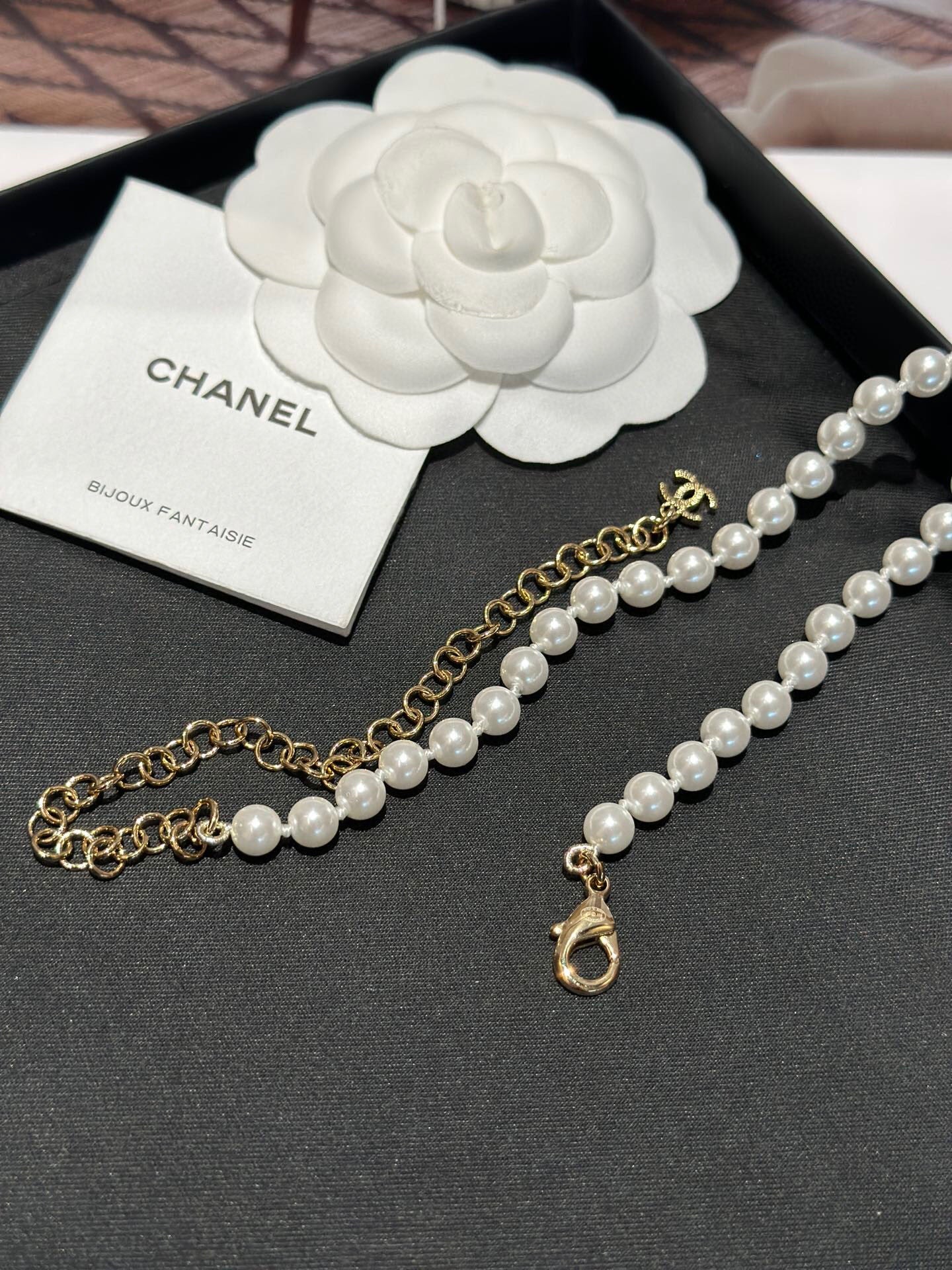 Chan two-piece earring and necklace set