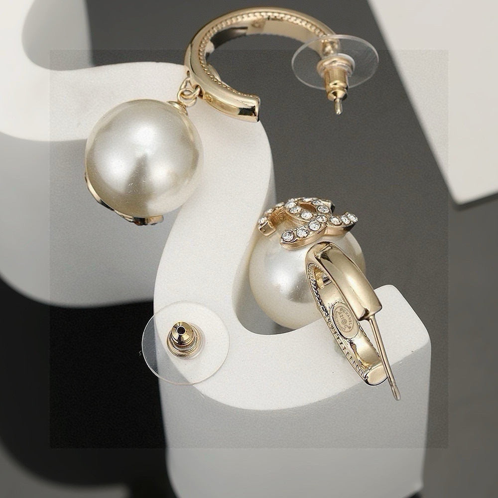 Chan New pearl earrings