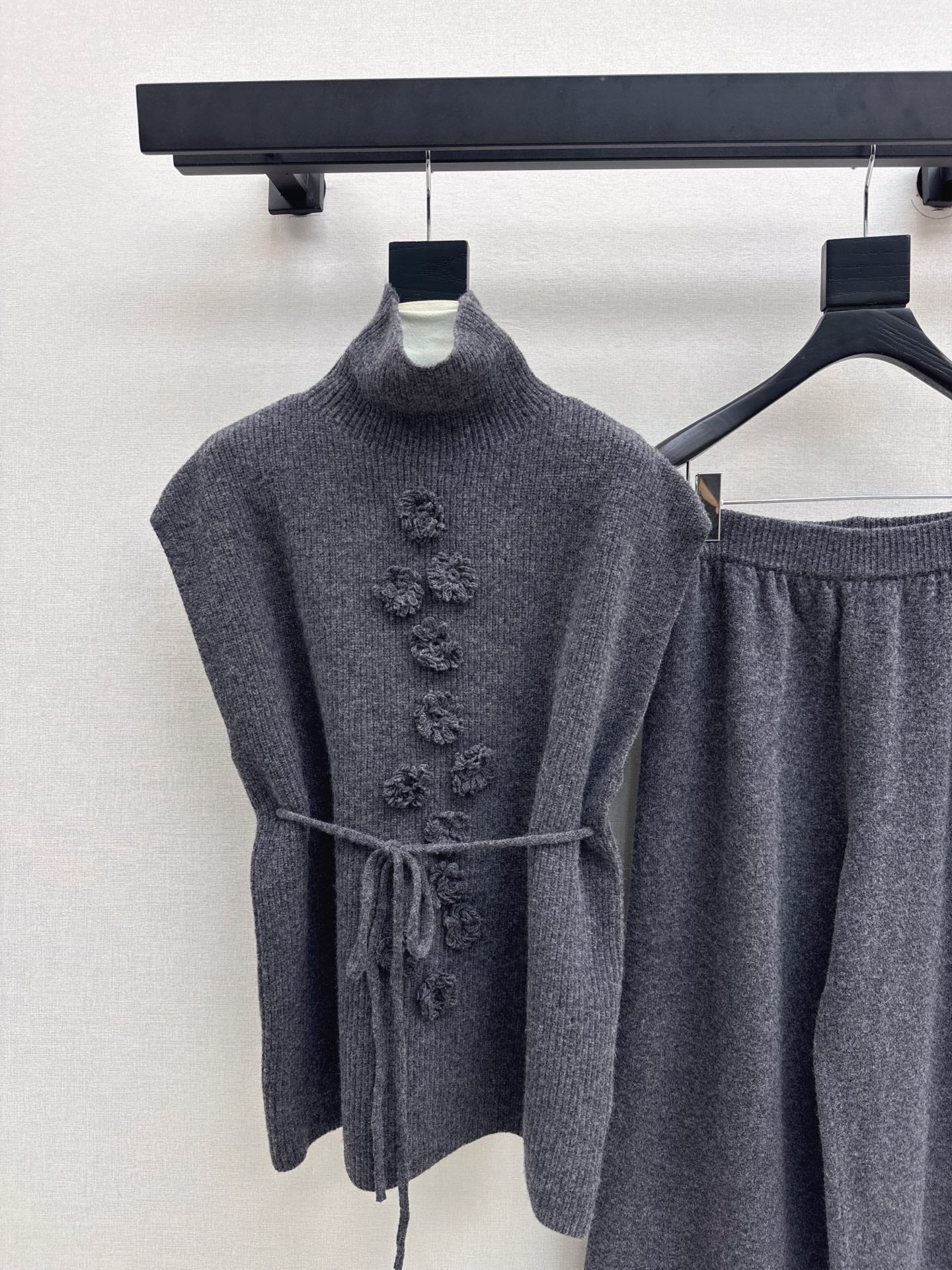 Chan NEW Sleeveless knitted set