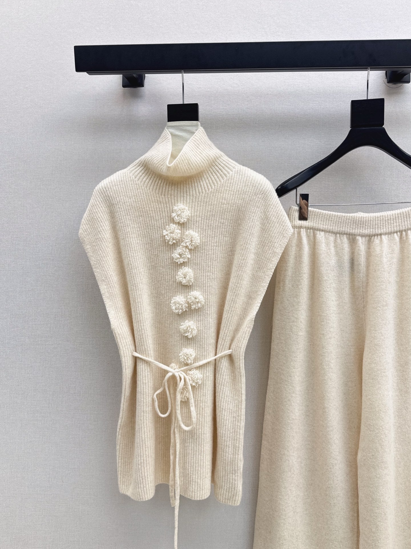 Chan NEW Sleeveless knitted set