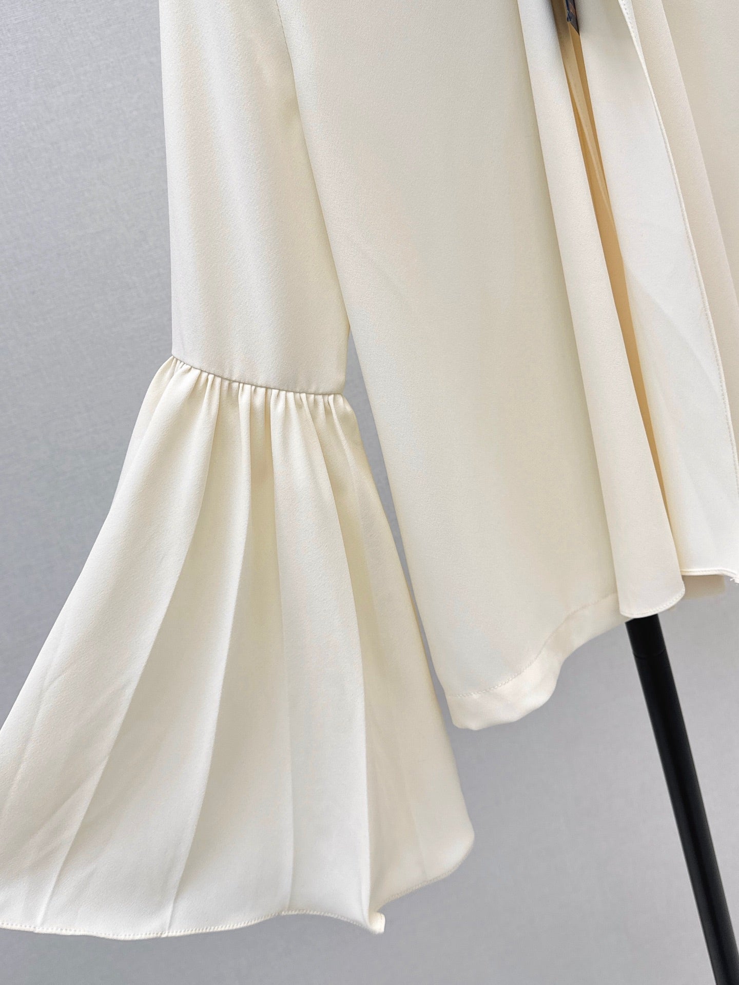 Louis NEW ribbon flare sleeve shirt