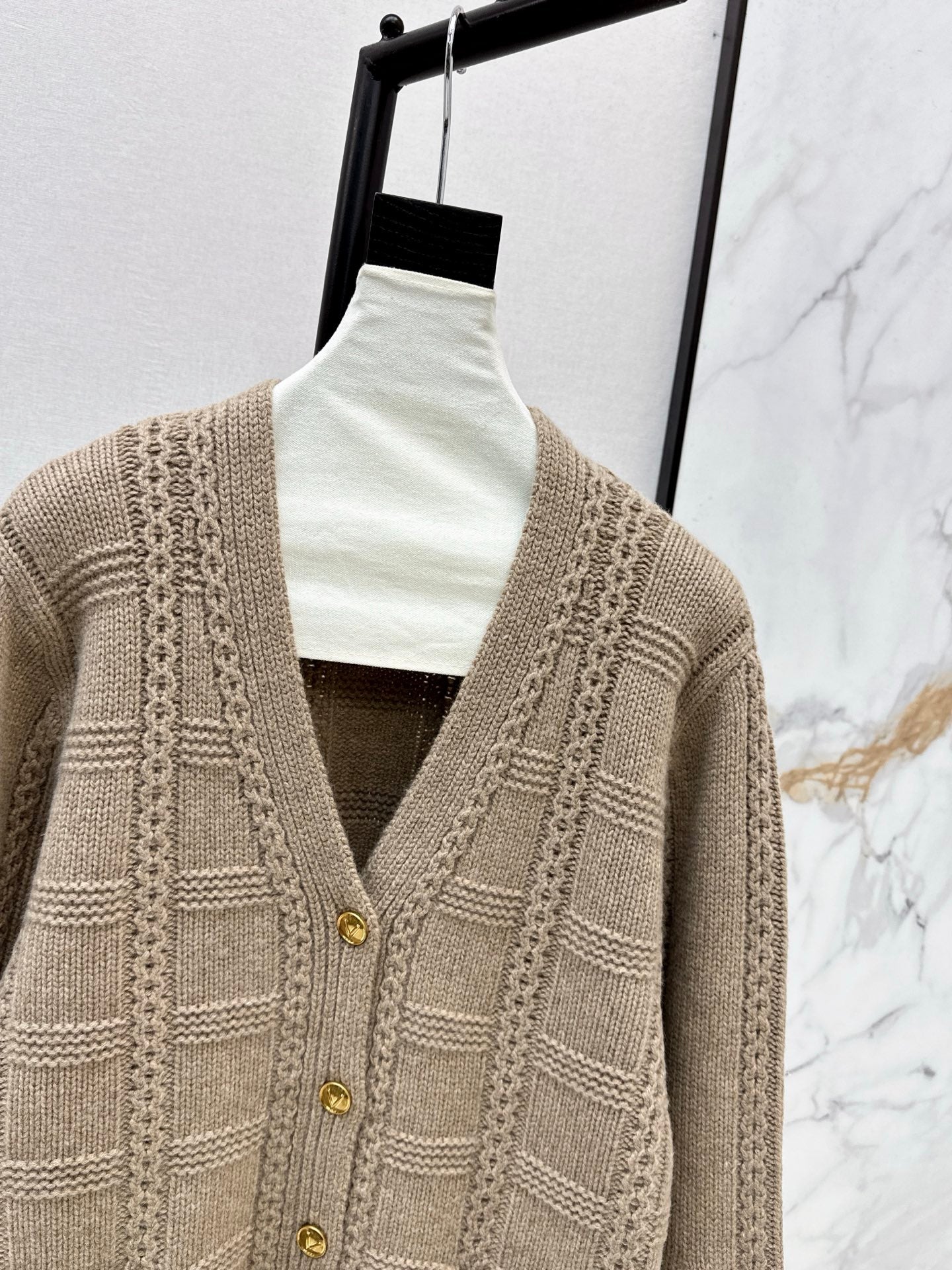 Va1 NEW V-neck cardigan