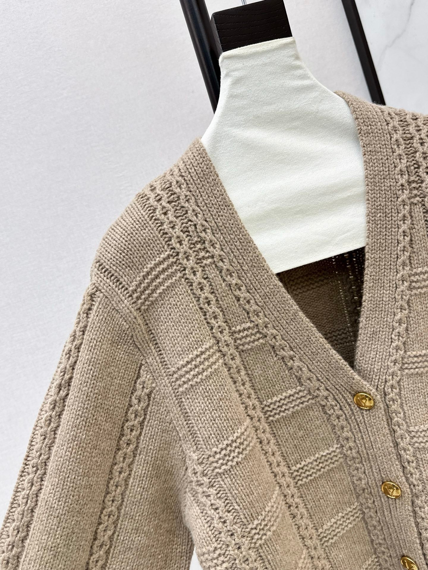 Va1 NEW V-neck cardigan