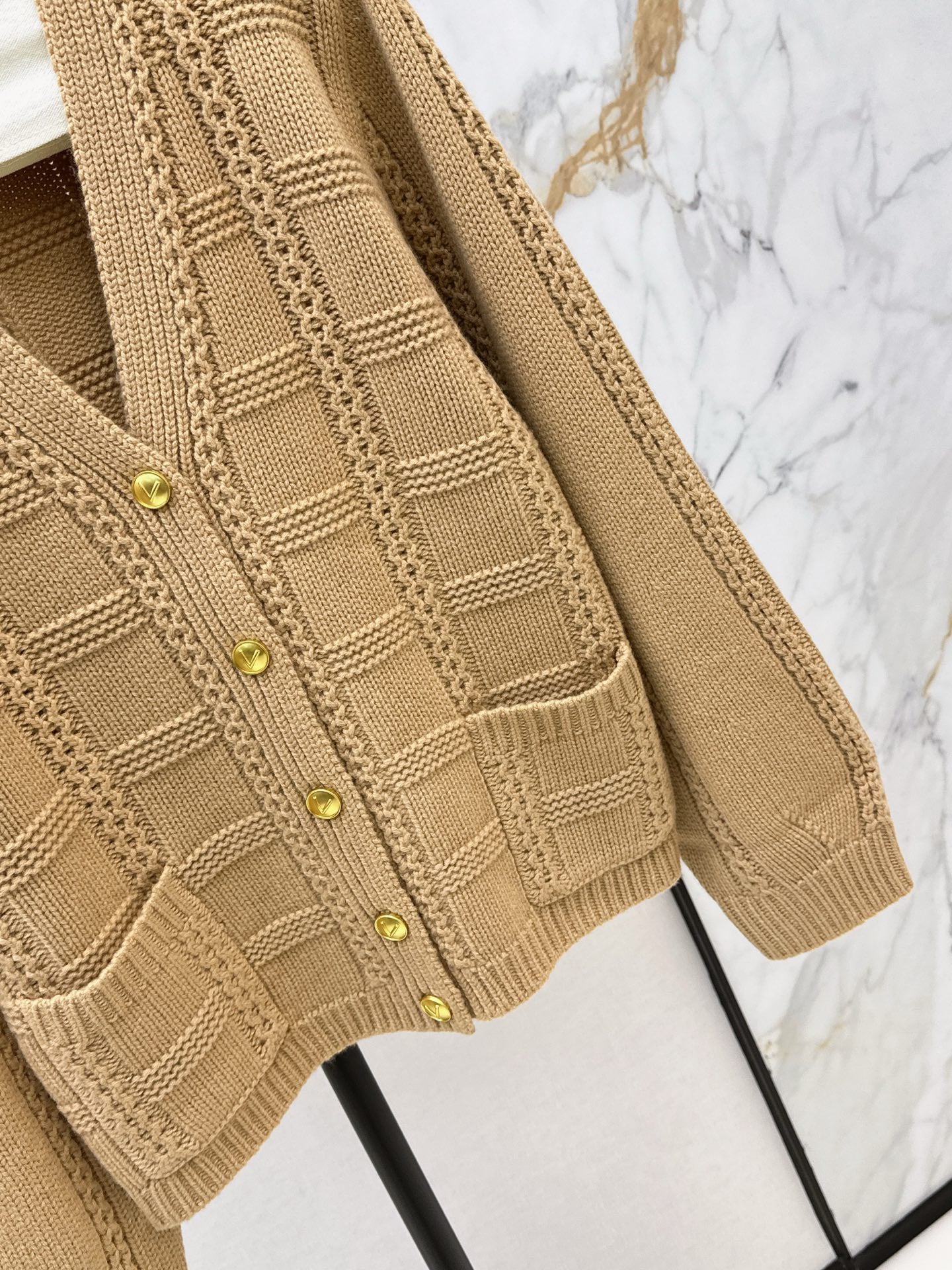 Va1 NEW V-neck cardigan