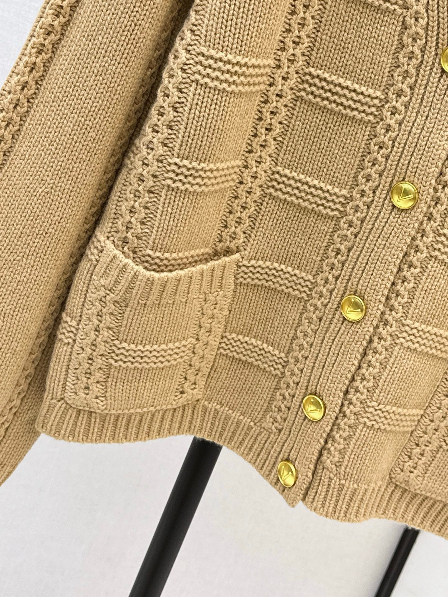 Va1 NEW V-neck cardigan