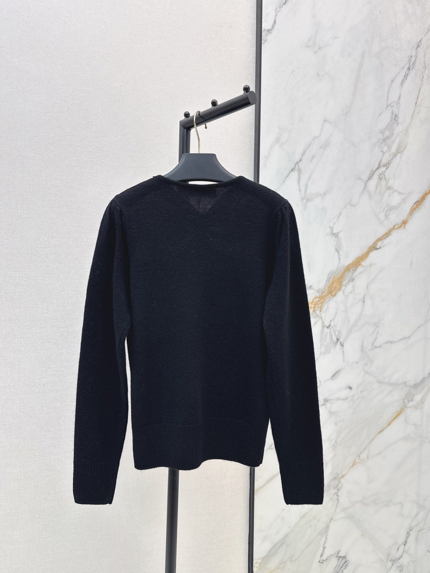 Va1 NEW knitted sweater