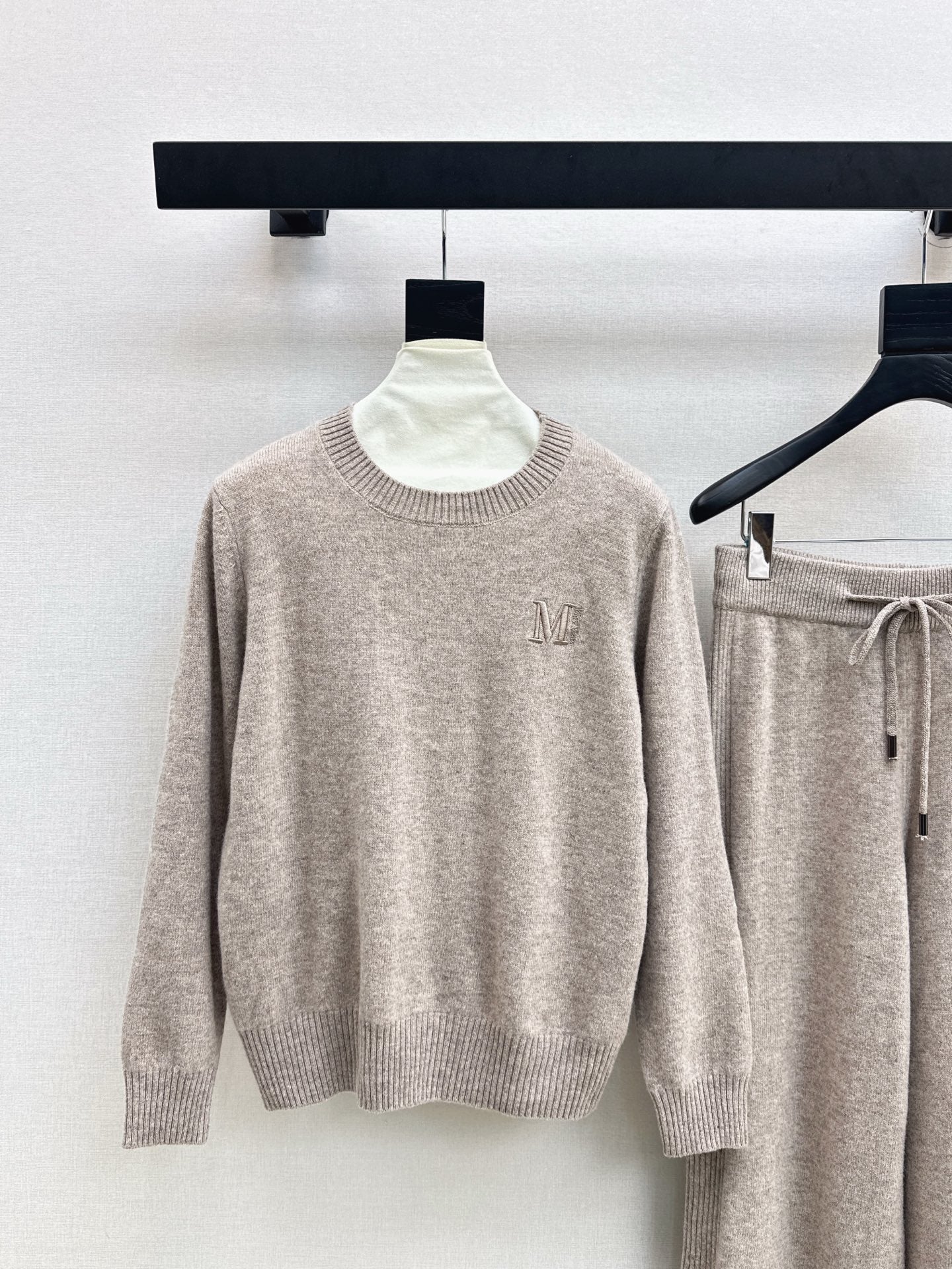 Max NEW knitted suit