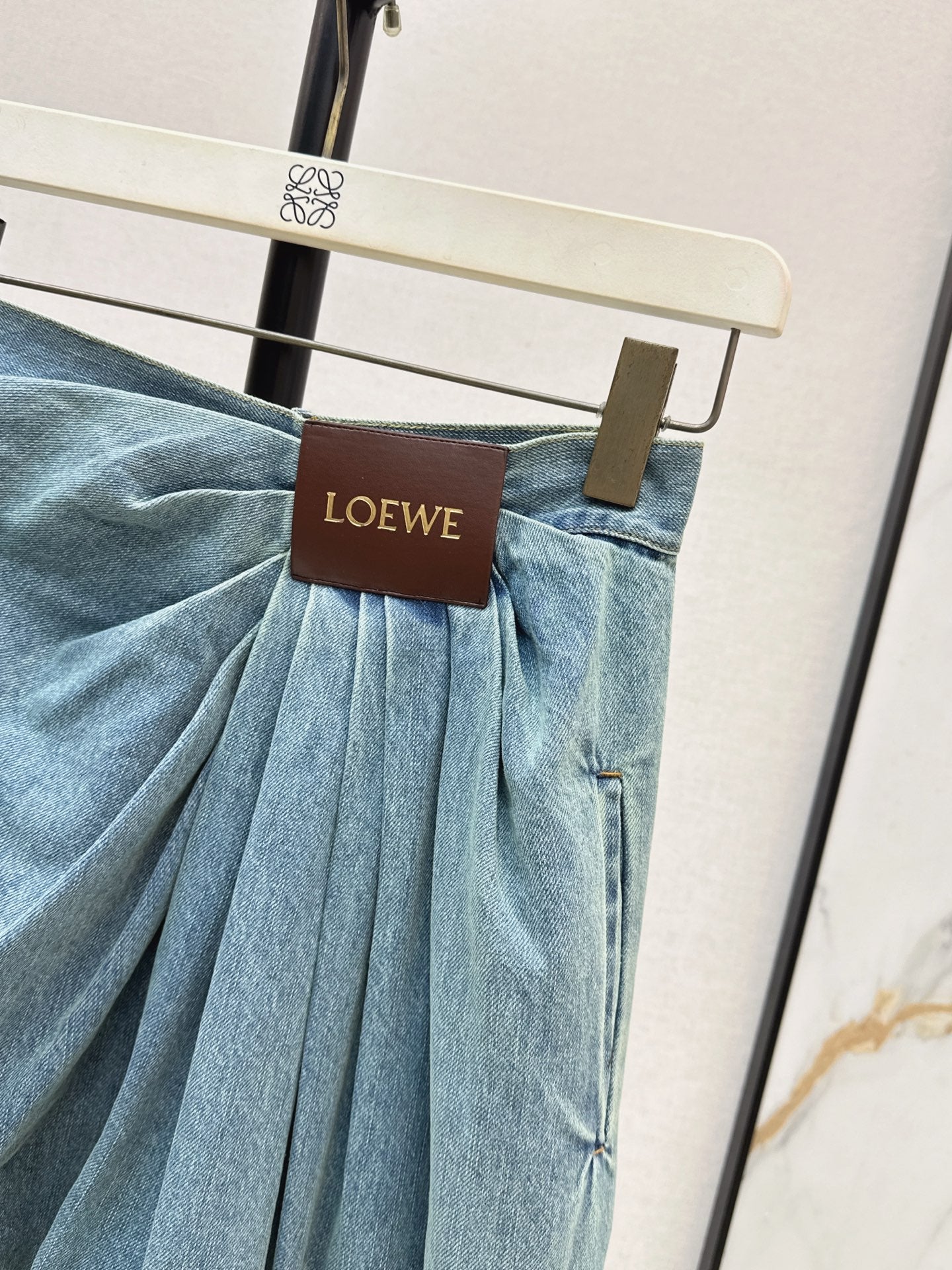 Loe NEW Irregularly pleated jeans