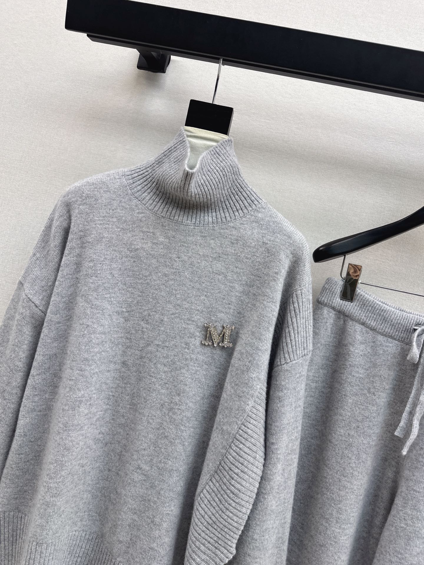 Max NEW knitted suit