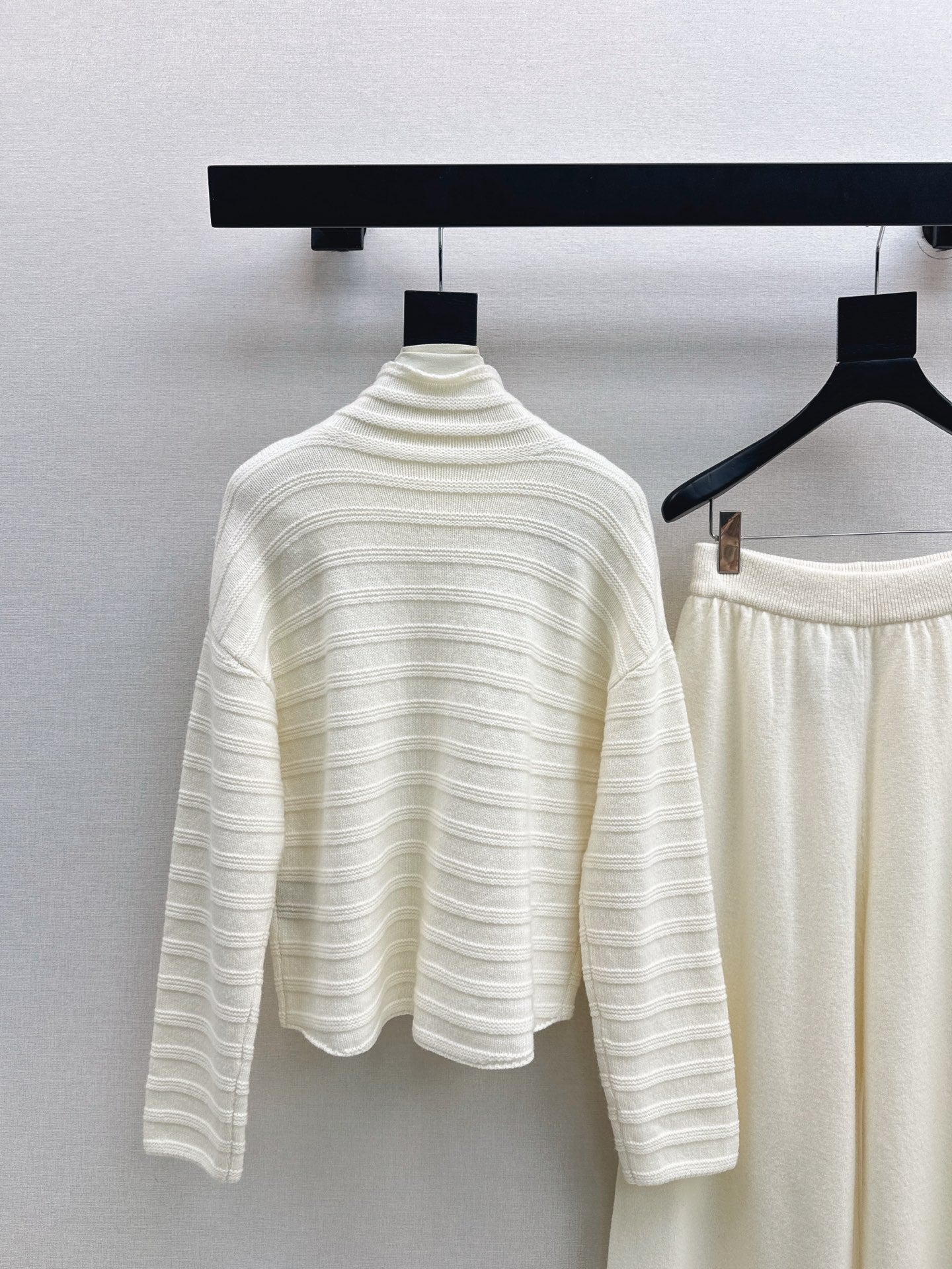 Max NEW knitted suit