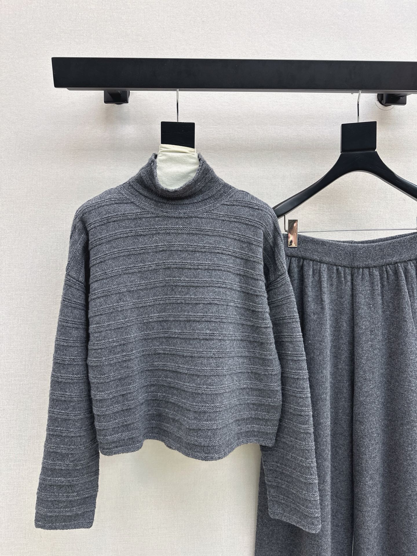 Max NEW knitted suit