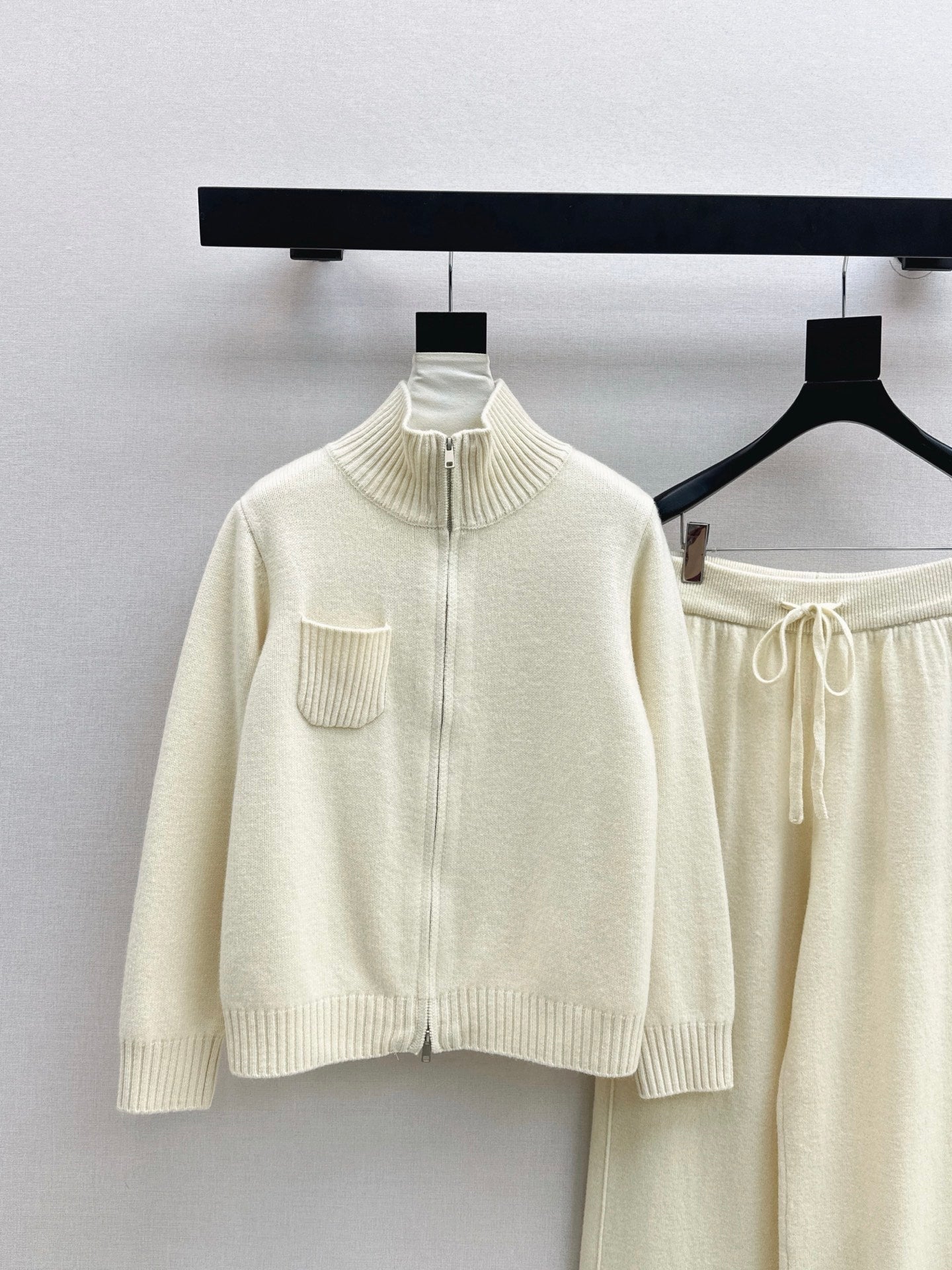 Brun NEW knitted suit