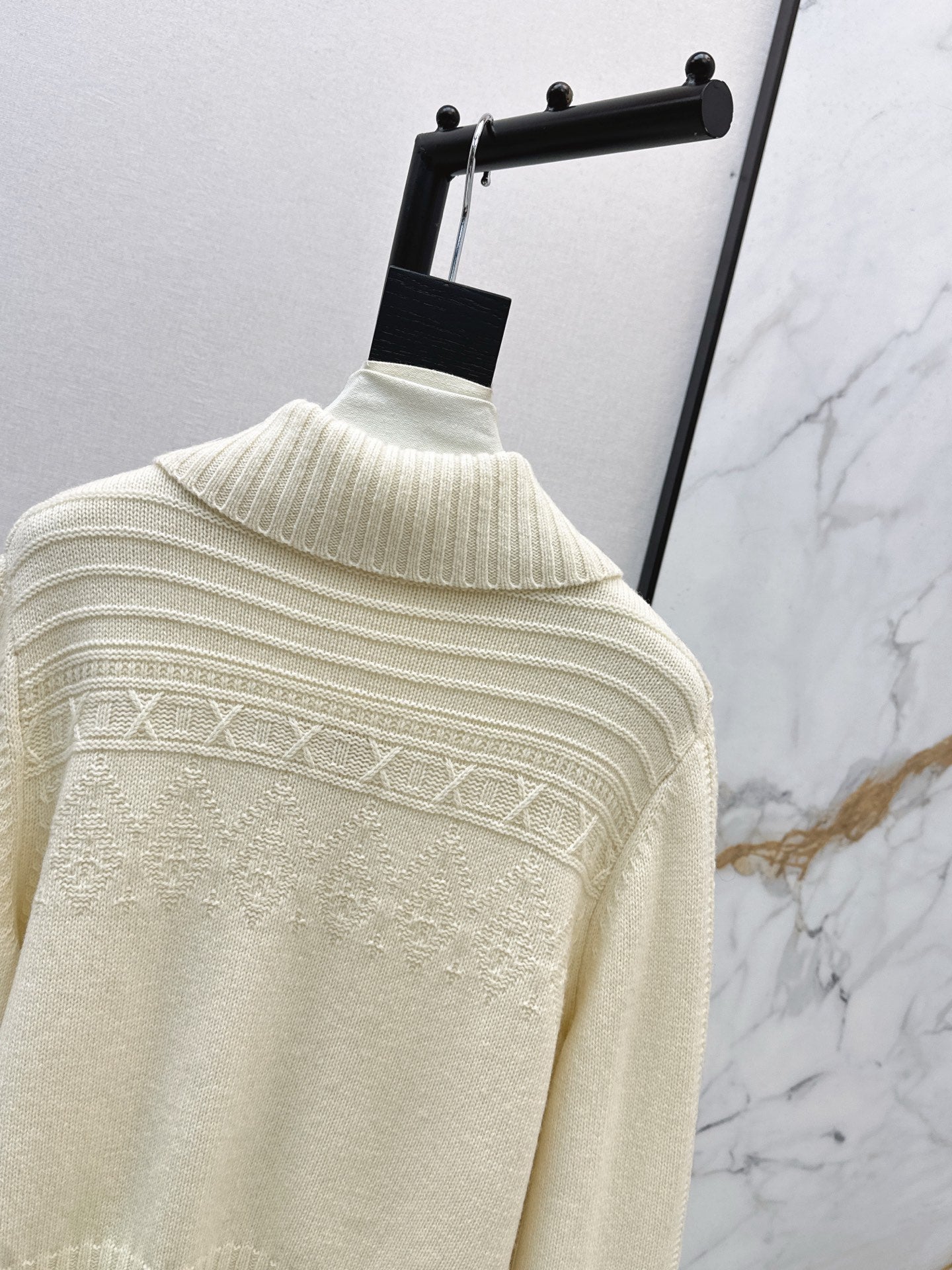 Loe NEW Zippered sweater jacket