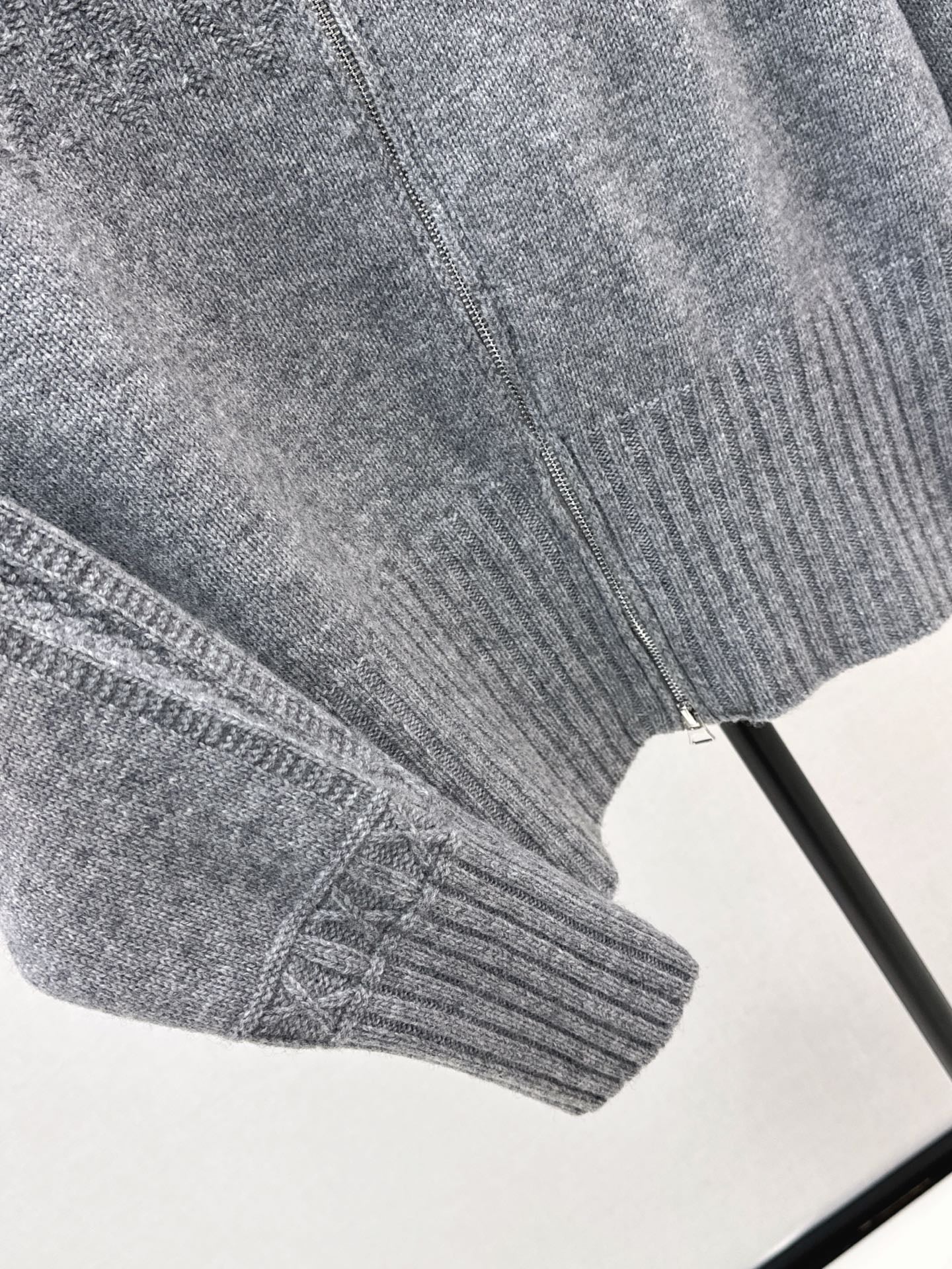 Loe NEW Zippered sweater jacket