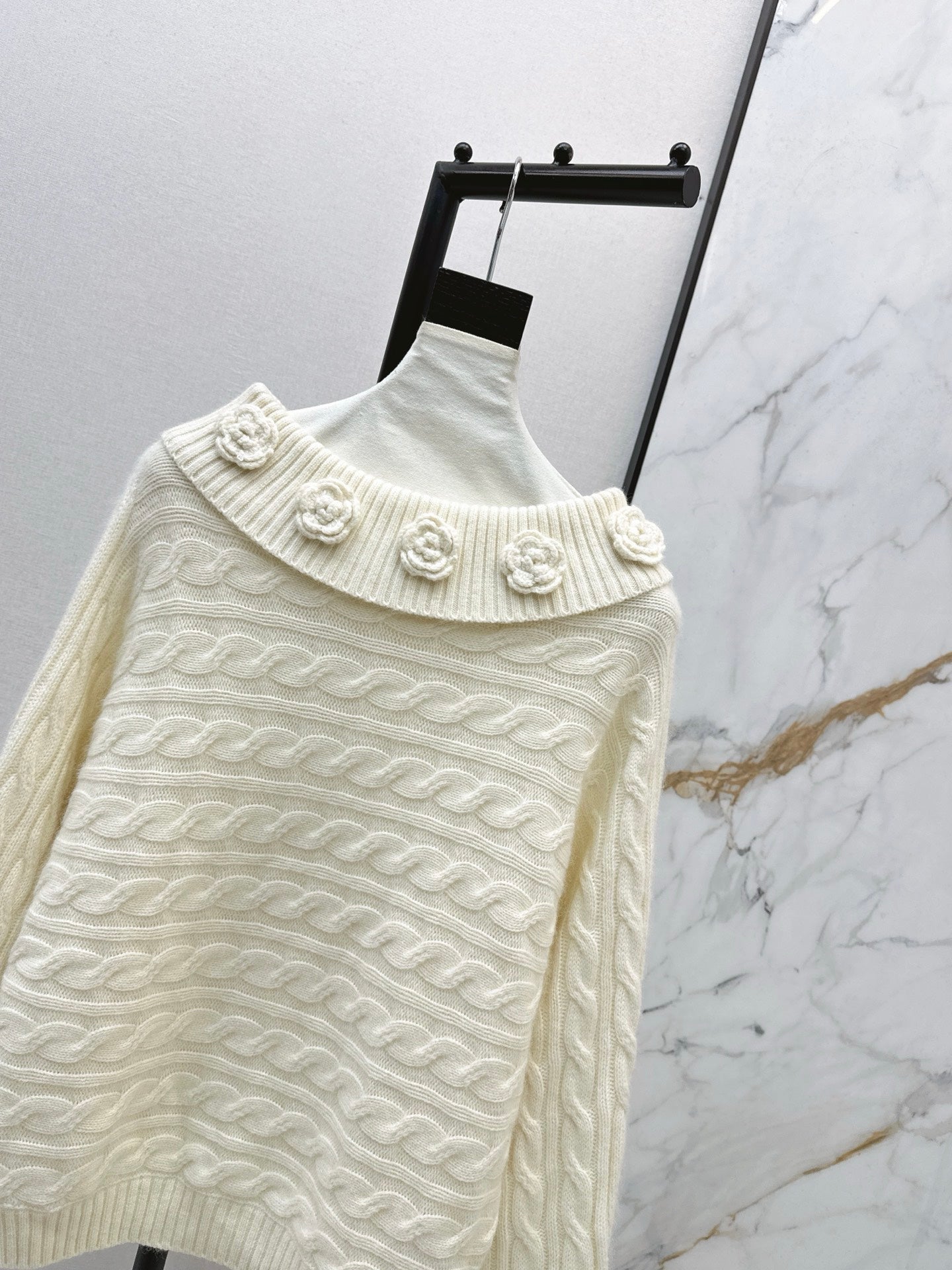 Chan NEW Off-shoulder sweater