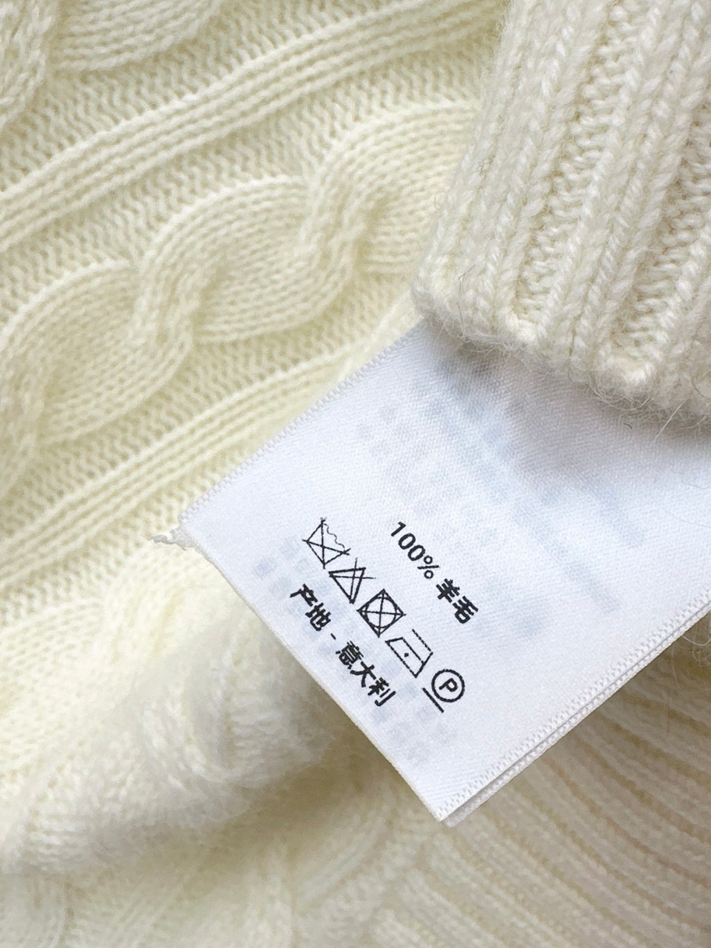 Chan NEW Off-shoulder sweater