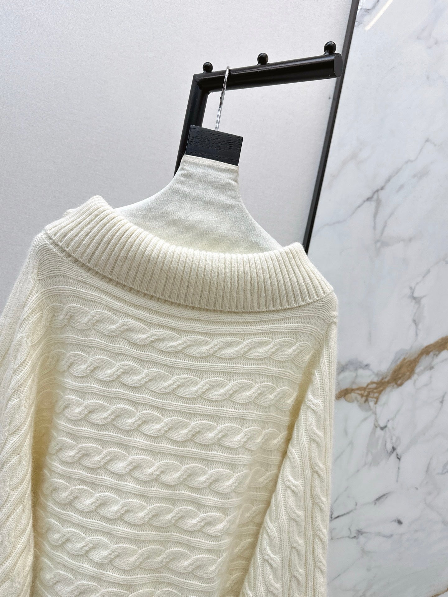 Chan NEW Off-shoulder sweater