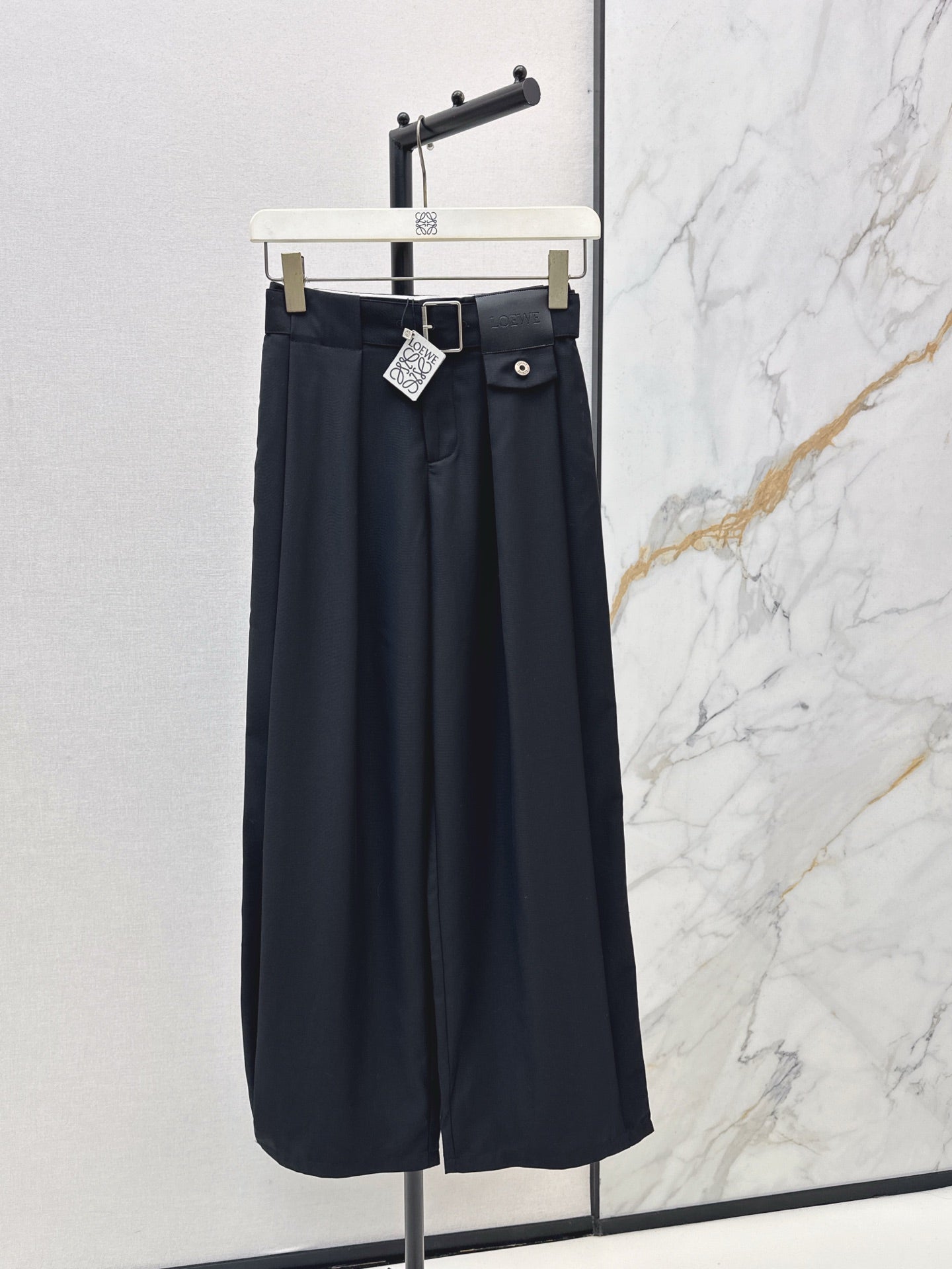 Loe NEW Pleated leather label trousers