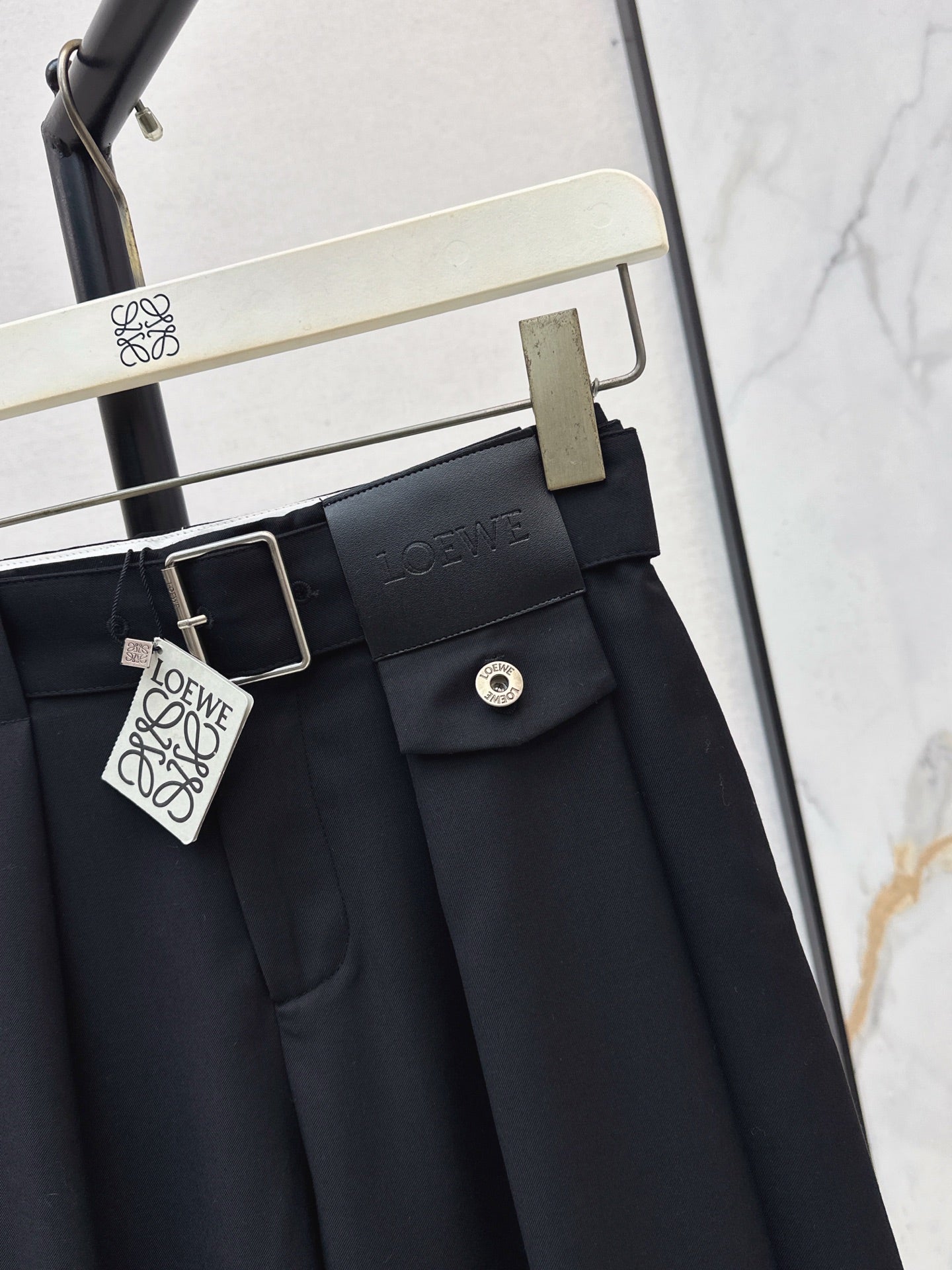 Loe NEW Pleated leather label trousers