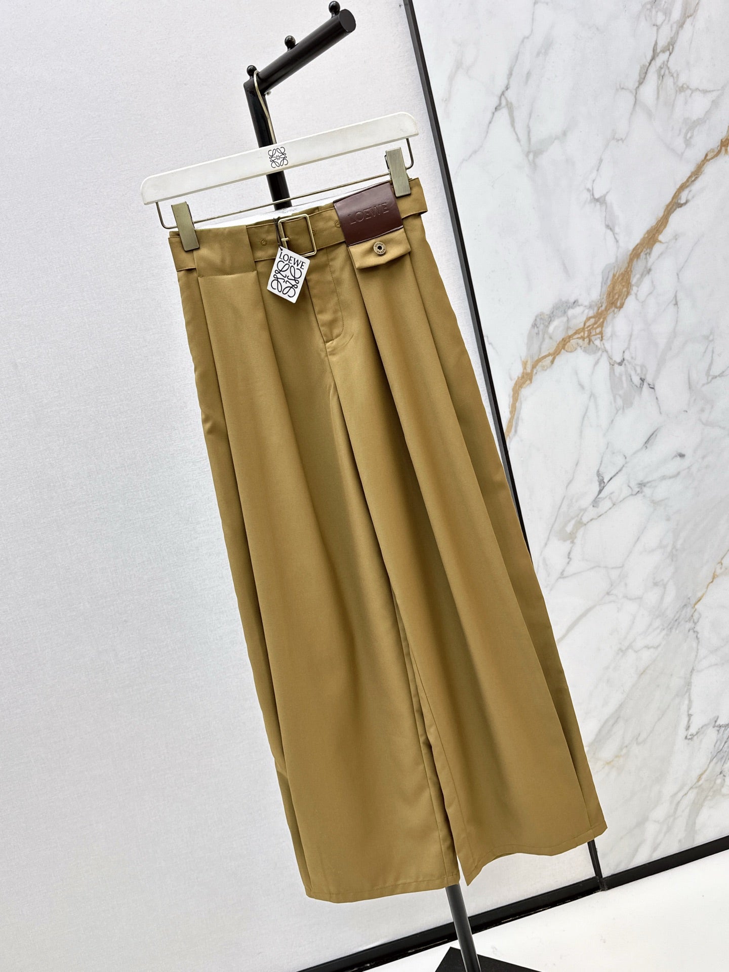 Loe NEW Pleated leather label trousers