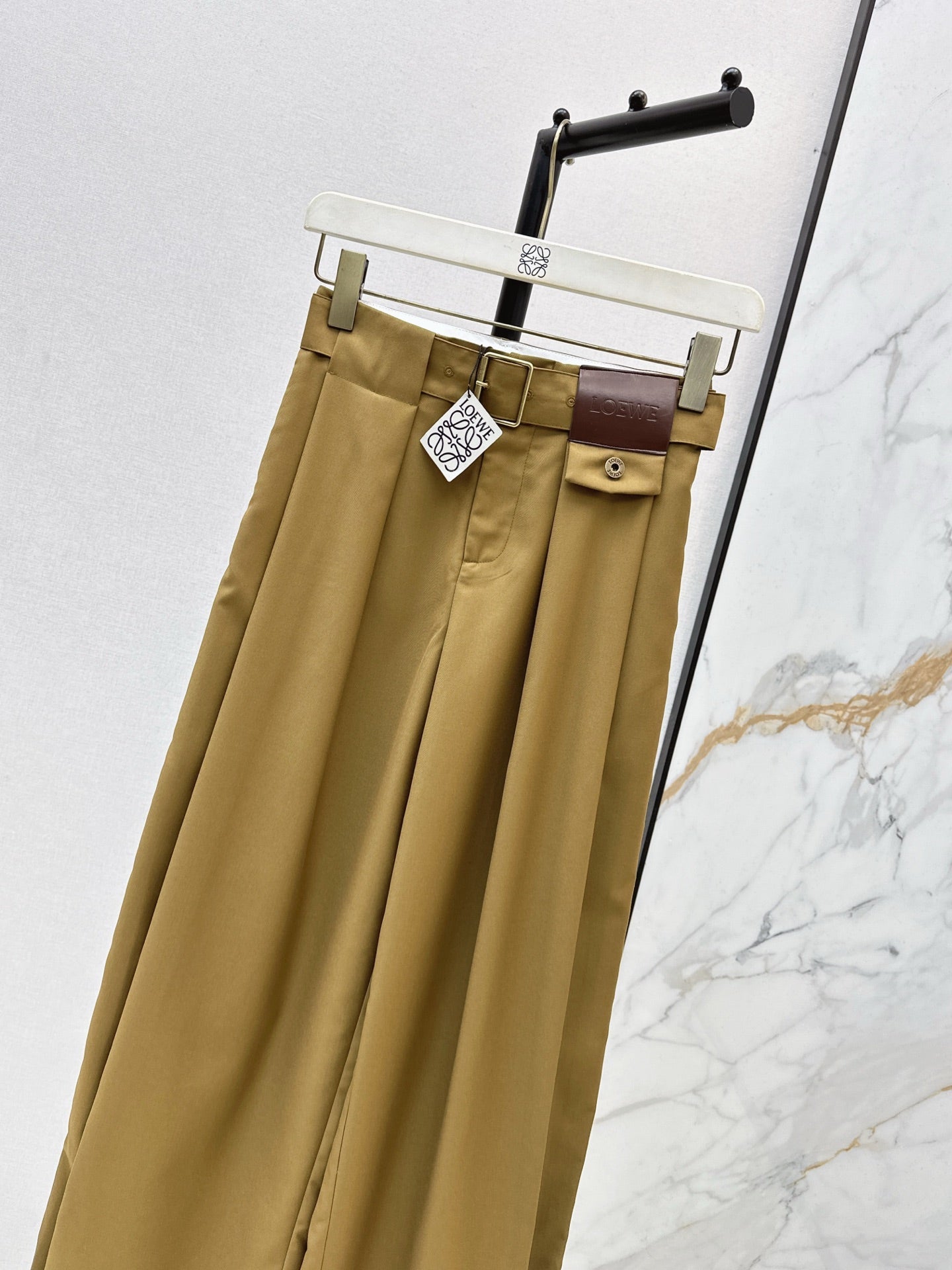 Loe NEW Pleated leather label trousers