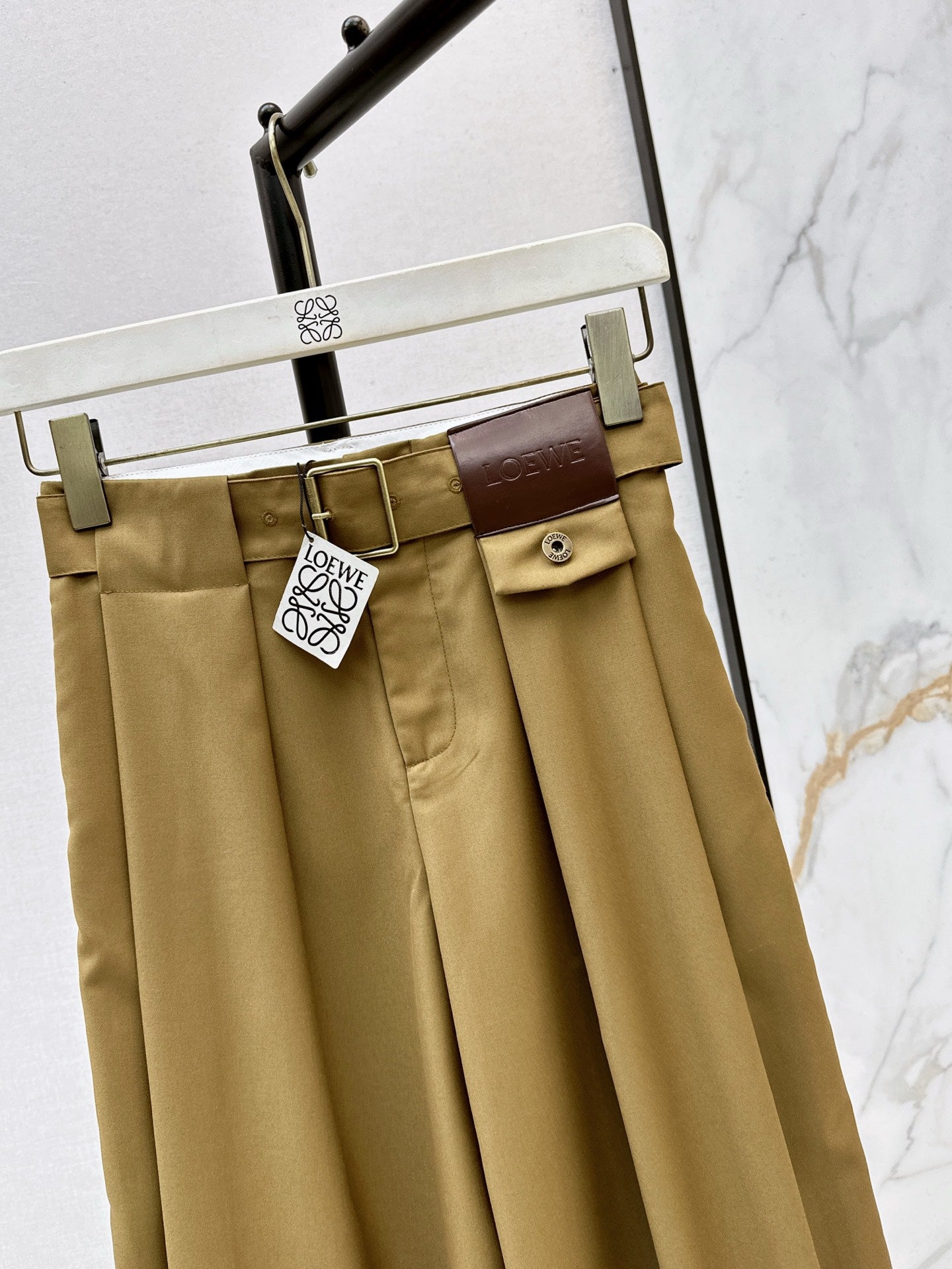 Loe NEW Pleated leather label trousers