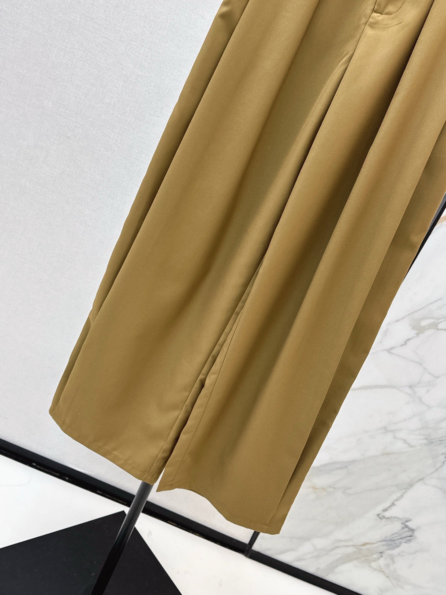 Loe NEW Pleated leather label trousers