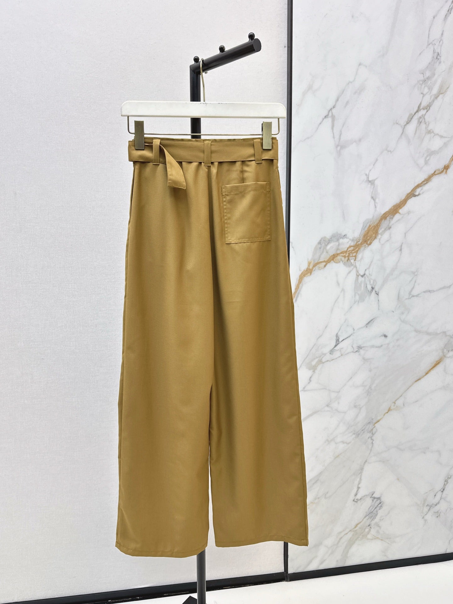Loe NEW Pleated leather label trousers