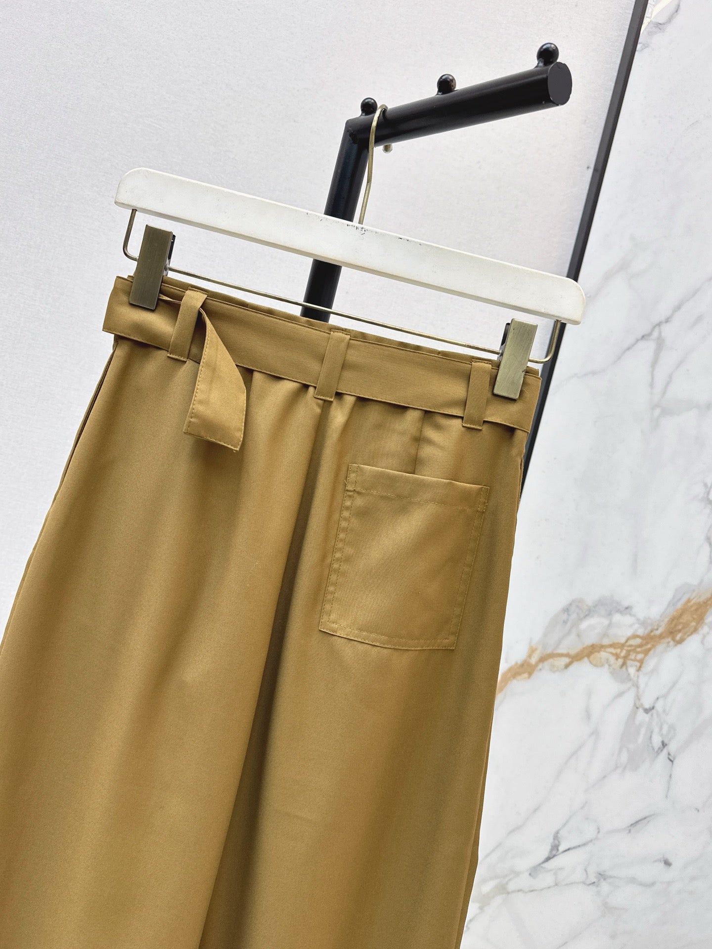 Loe NEW Pleated leather label trousers
