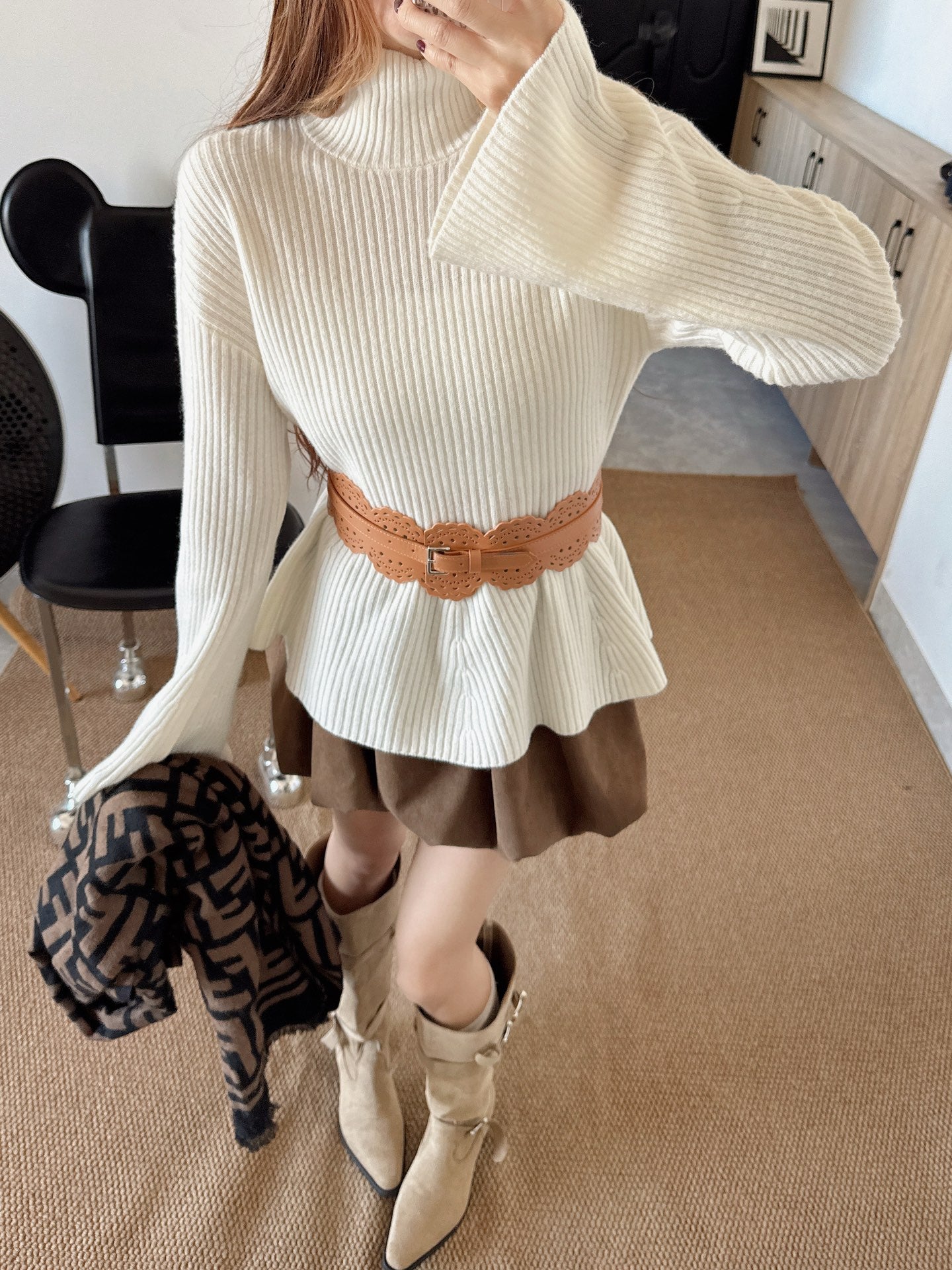 Max NEW Bell-sleeved sweater with a belt
