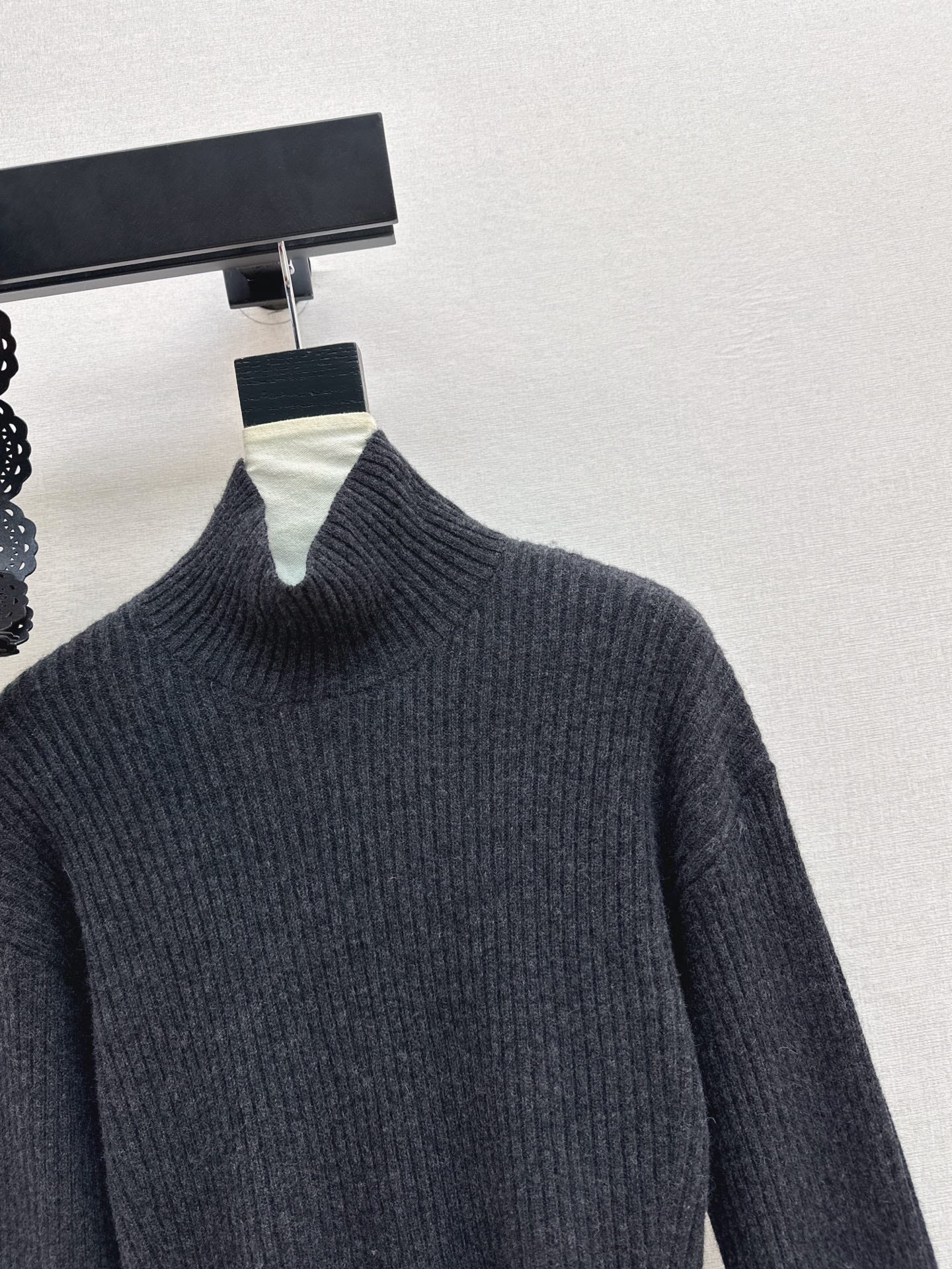 Max NEW Bell-sleeved sweater with a belt