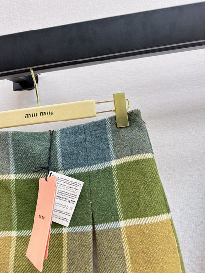 Miu NEW Embroidered short skirt