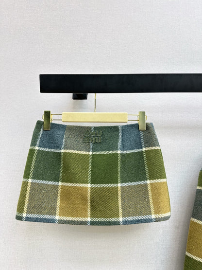 Miu NEW Embroidered short skirt