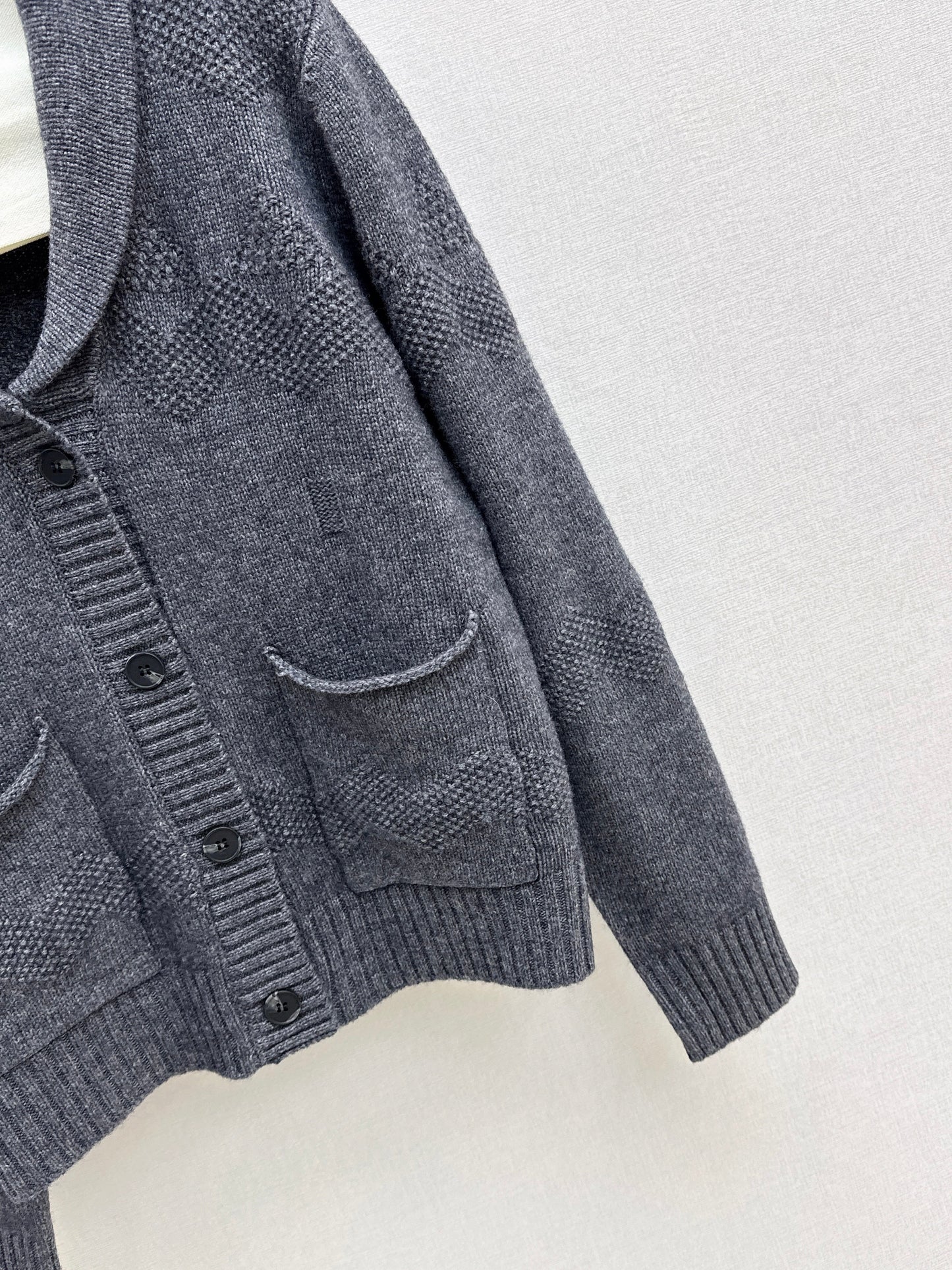 Loro NEW V-neck cardigan