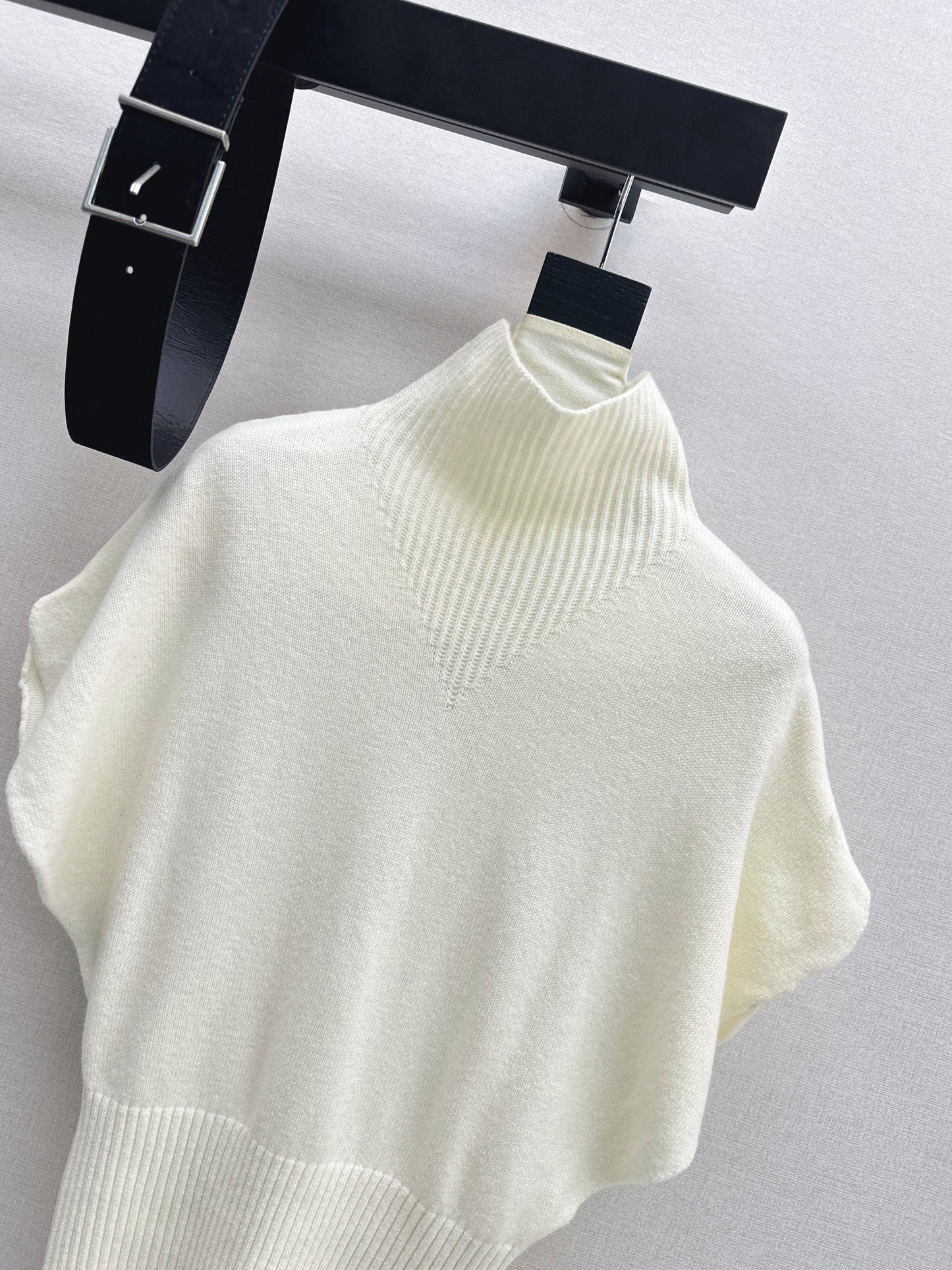 Brun NEW sleeveless sweater with belted