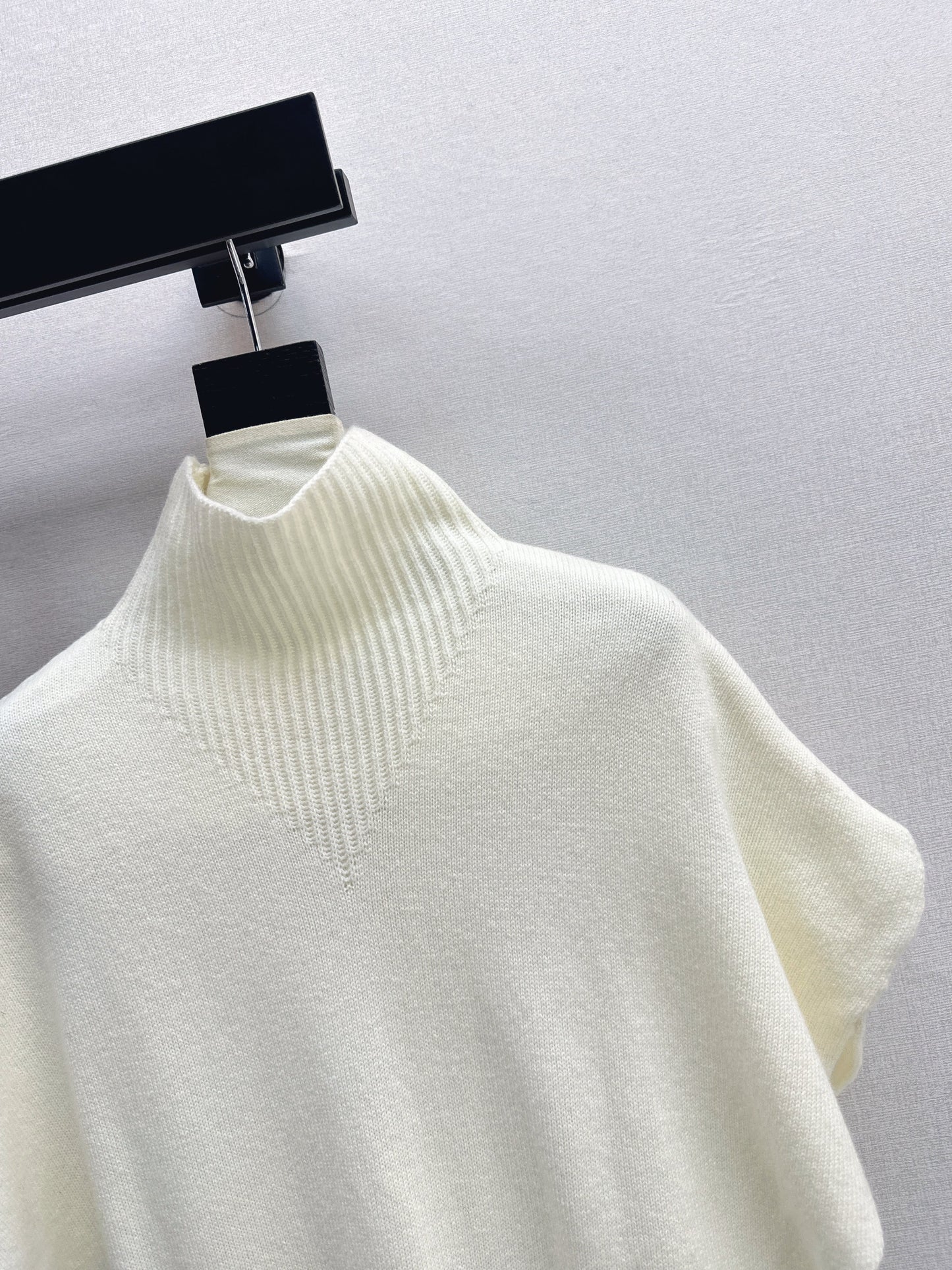 Brun NEW sleeveless sweater with belted