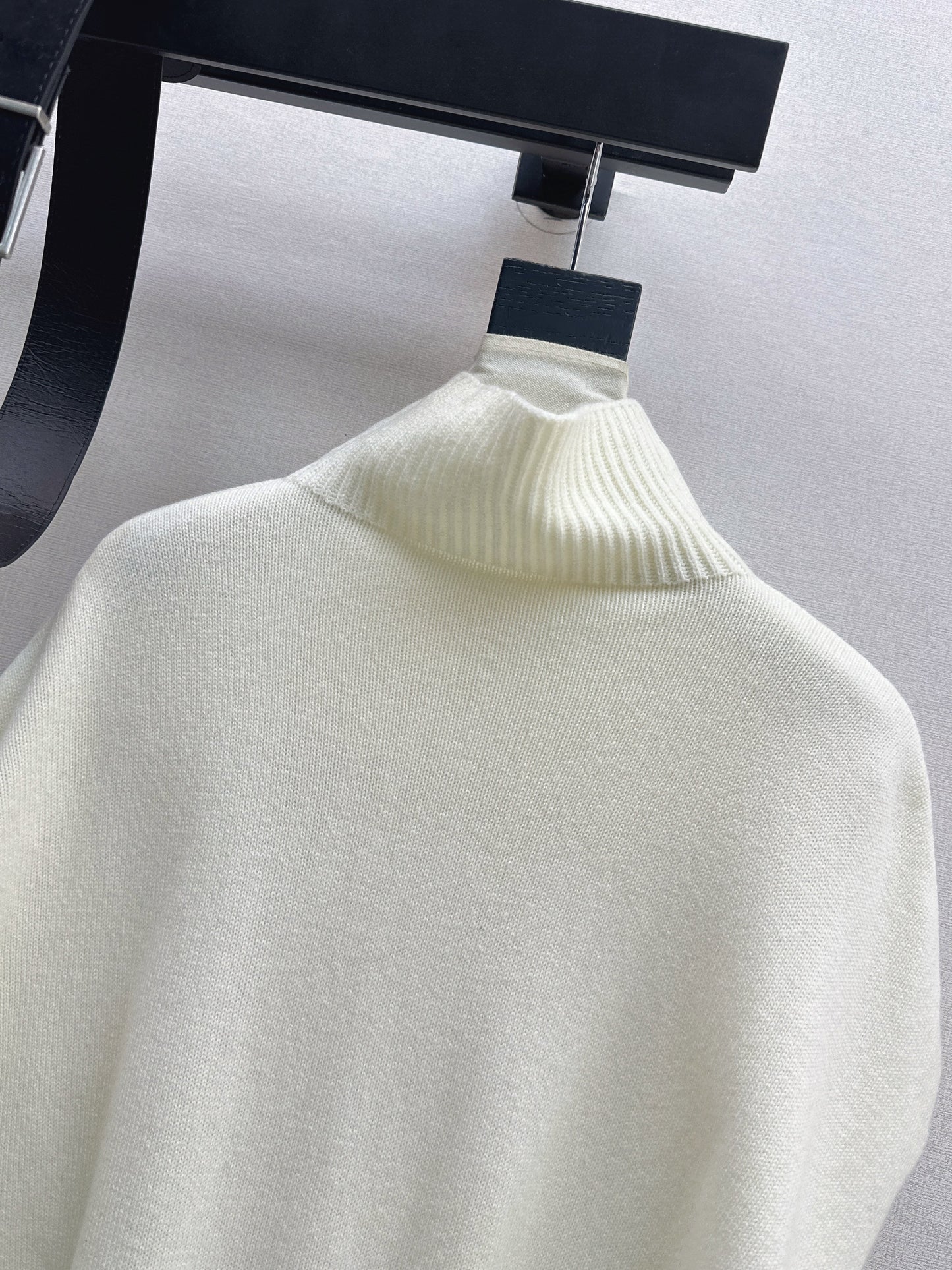 Brun NEW sleeveless sweater with belted