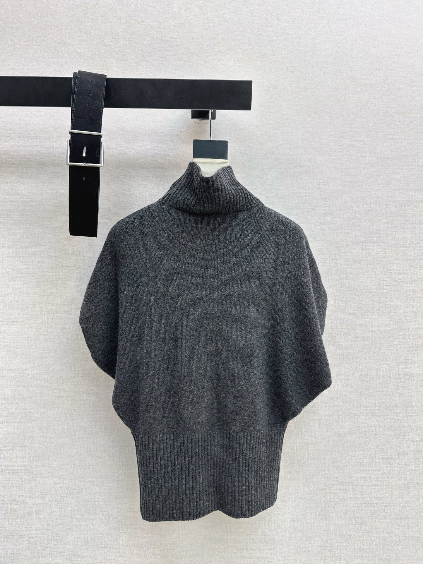 Brun NEW sleeveless sweater with belted