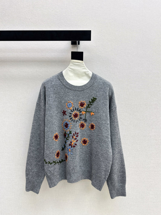 Es NEW embroidered sweater