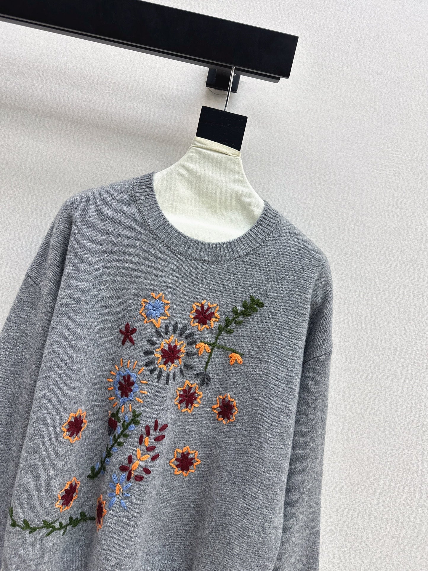 Es NEW embroidered sweater