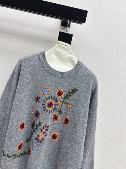Es NEW embroidered sweater