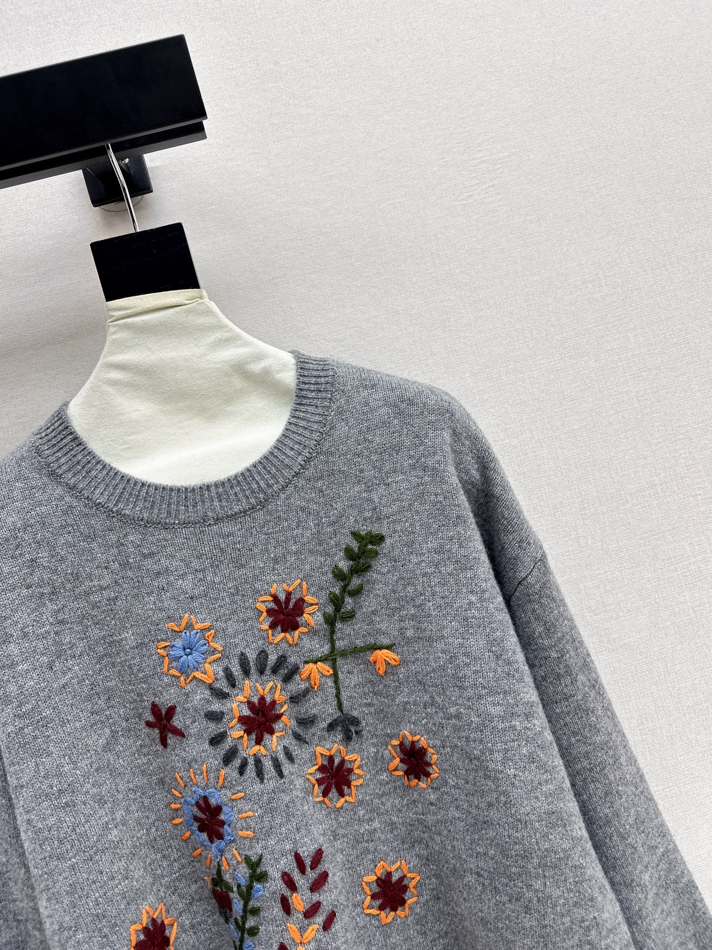 Es NEW embroidered sweater