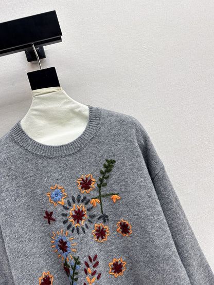 Es NEW embroidered sweater