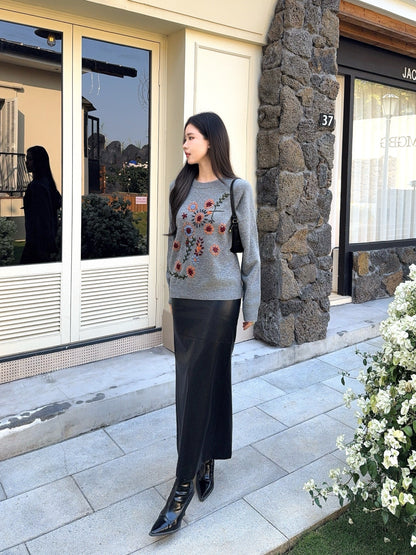 Es NEW embroidered sweater